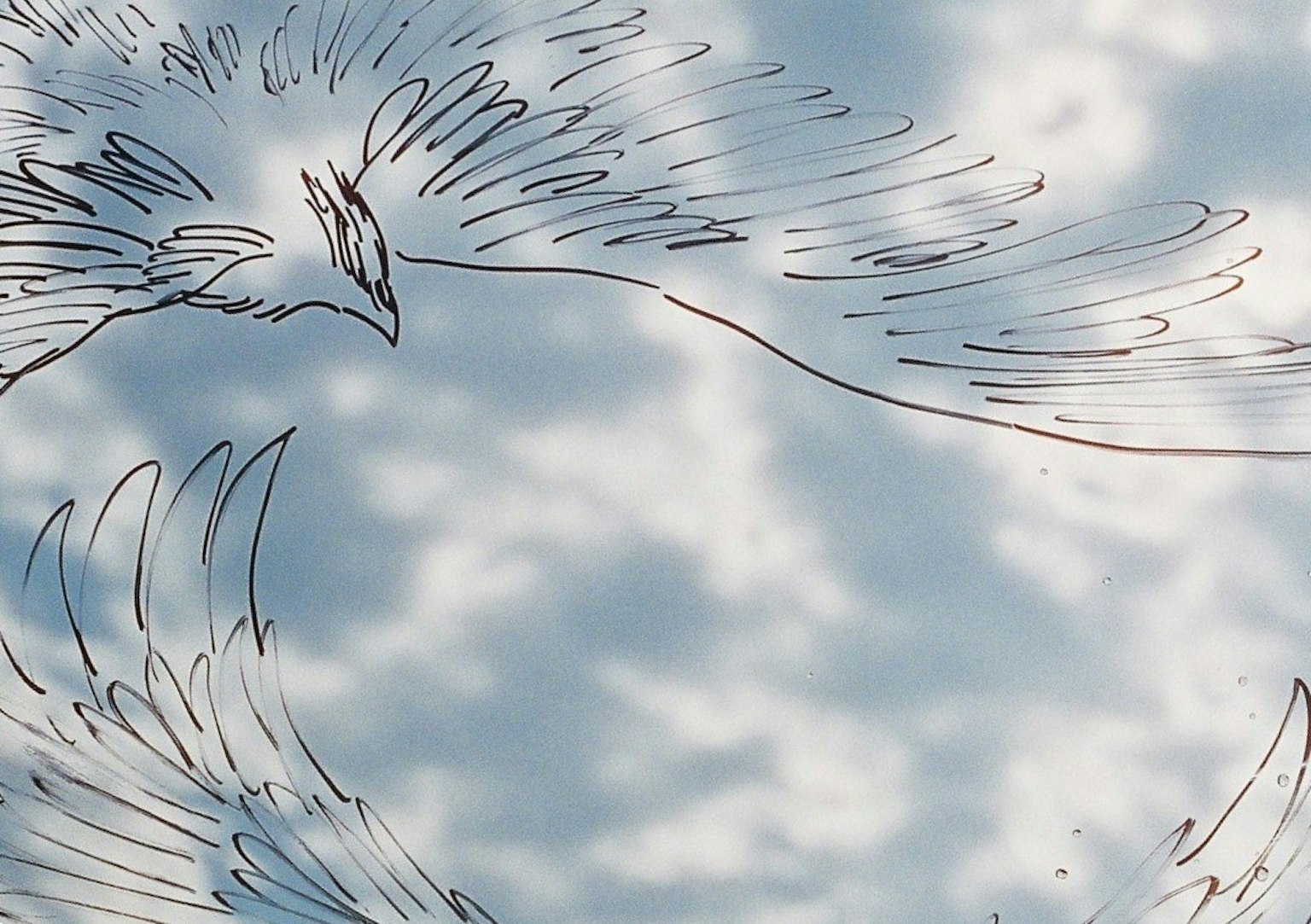 Künstlerische Darstellung von Vogelsilhouetten vor einem blauen Himmel