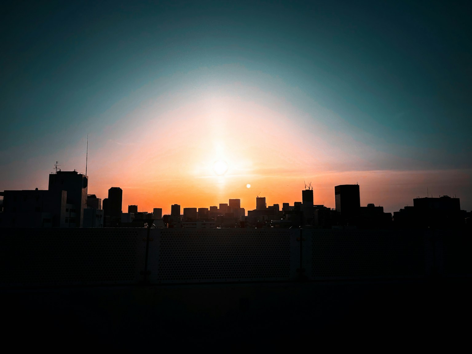 Silhouette đường chân trời thành phố lúc hoàng hôn với bầu trời gradient