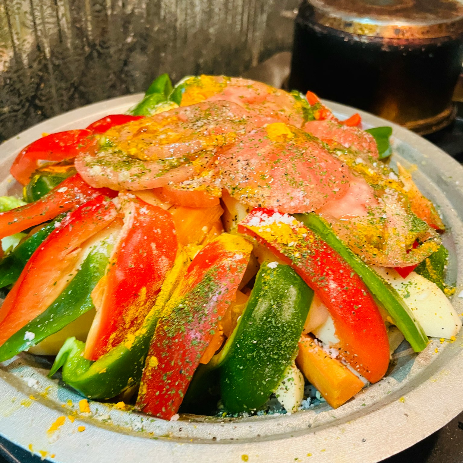 一盘五彩缤纷的蔬菜，上面撒着香料和调料