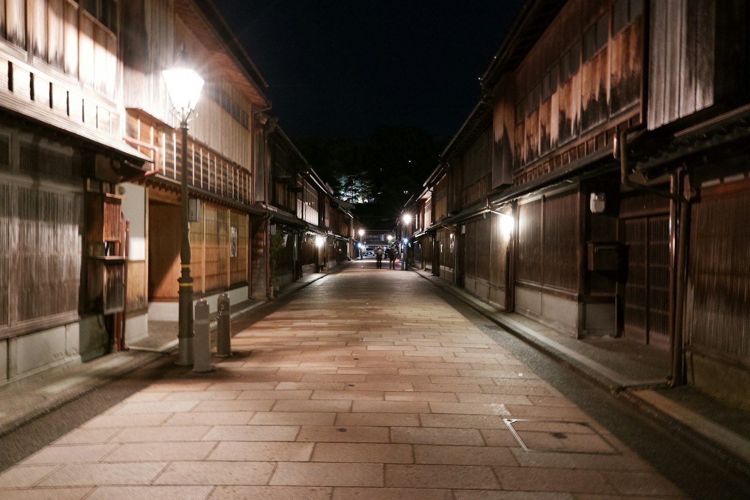 Strada tranquilla di edifici in legno tradizionali di notte