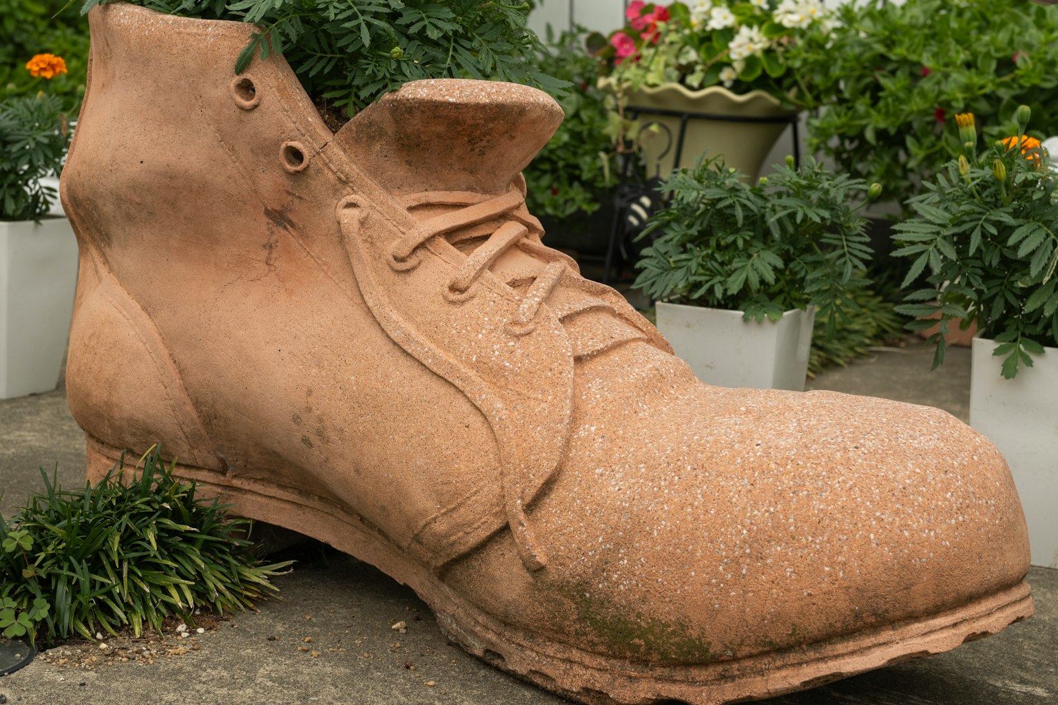 Große Schuhskulptur im Garten platziert