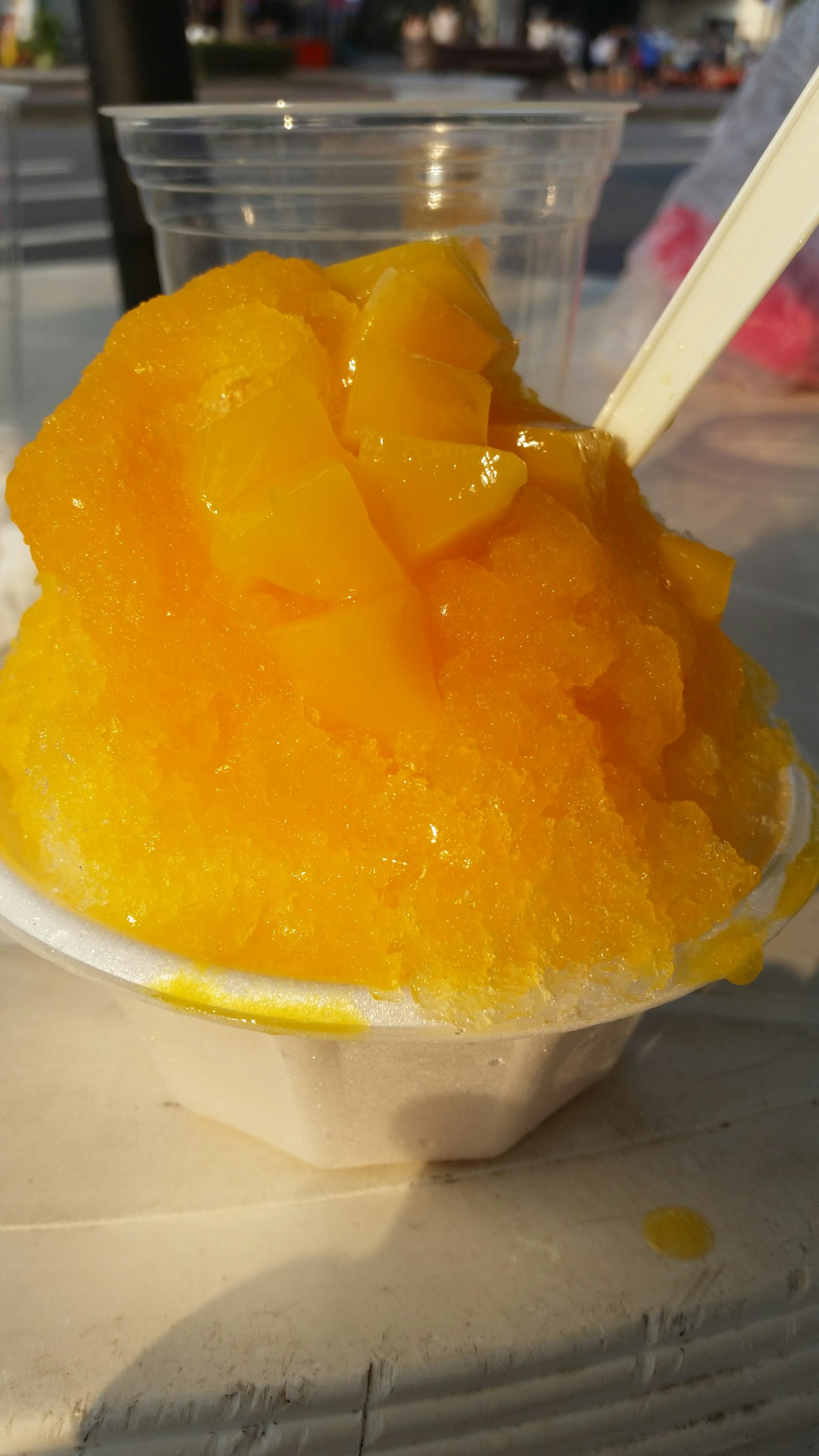 Dessert di ghiaccio tritato giallo vivace in una tazza