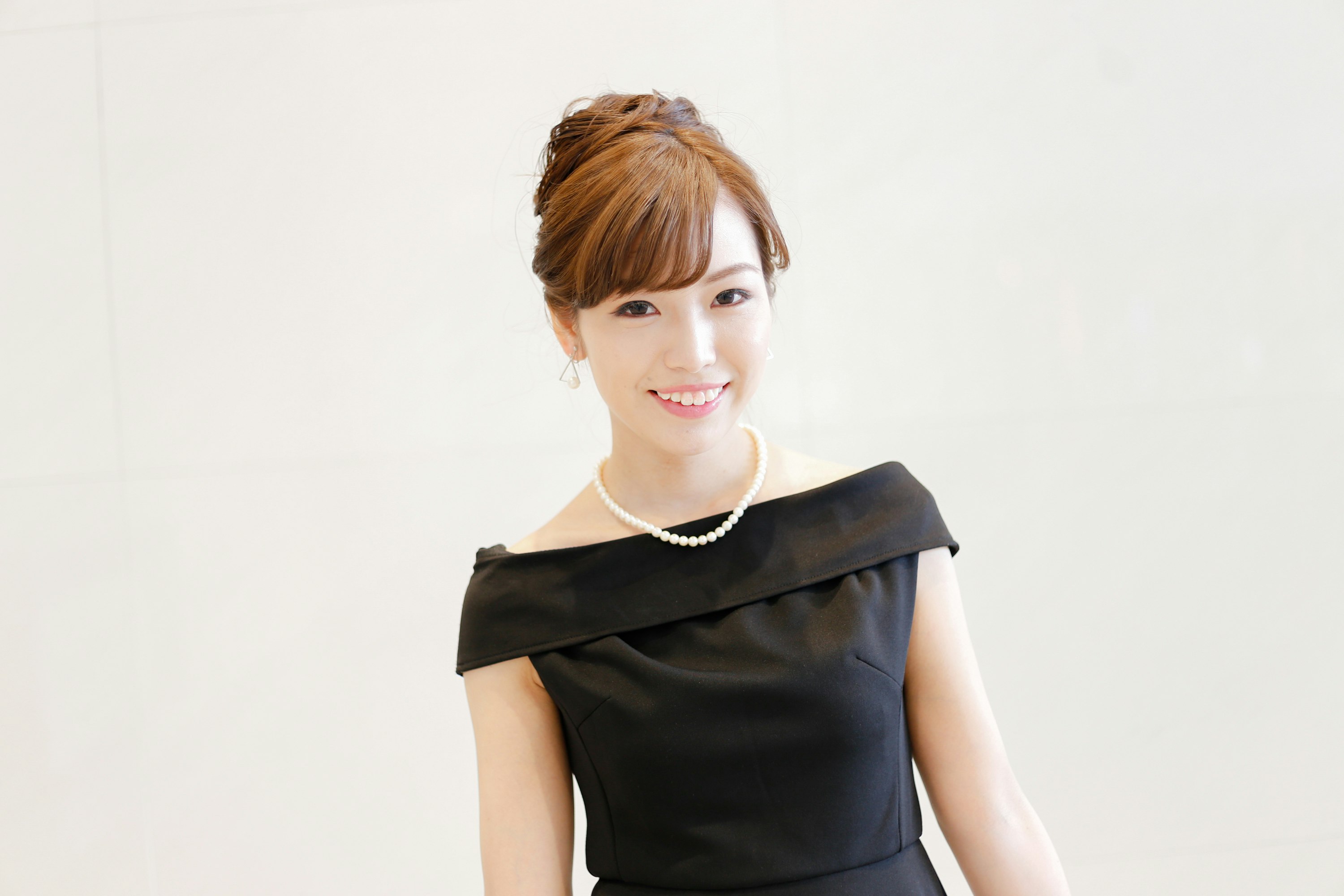 chân dung nữ đang mỉm cười trên nền trắng