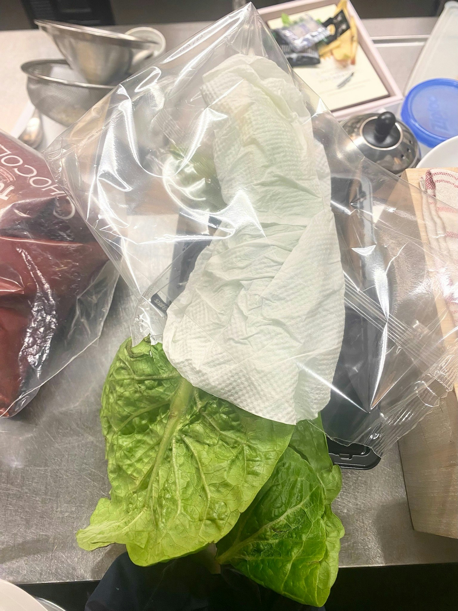 Laitue et autres ingrédients dans un sac transparent