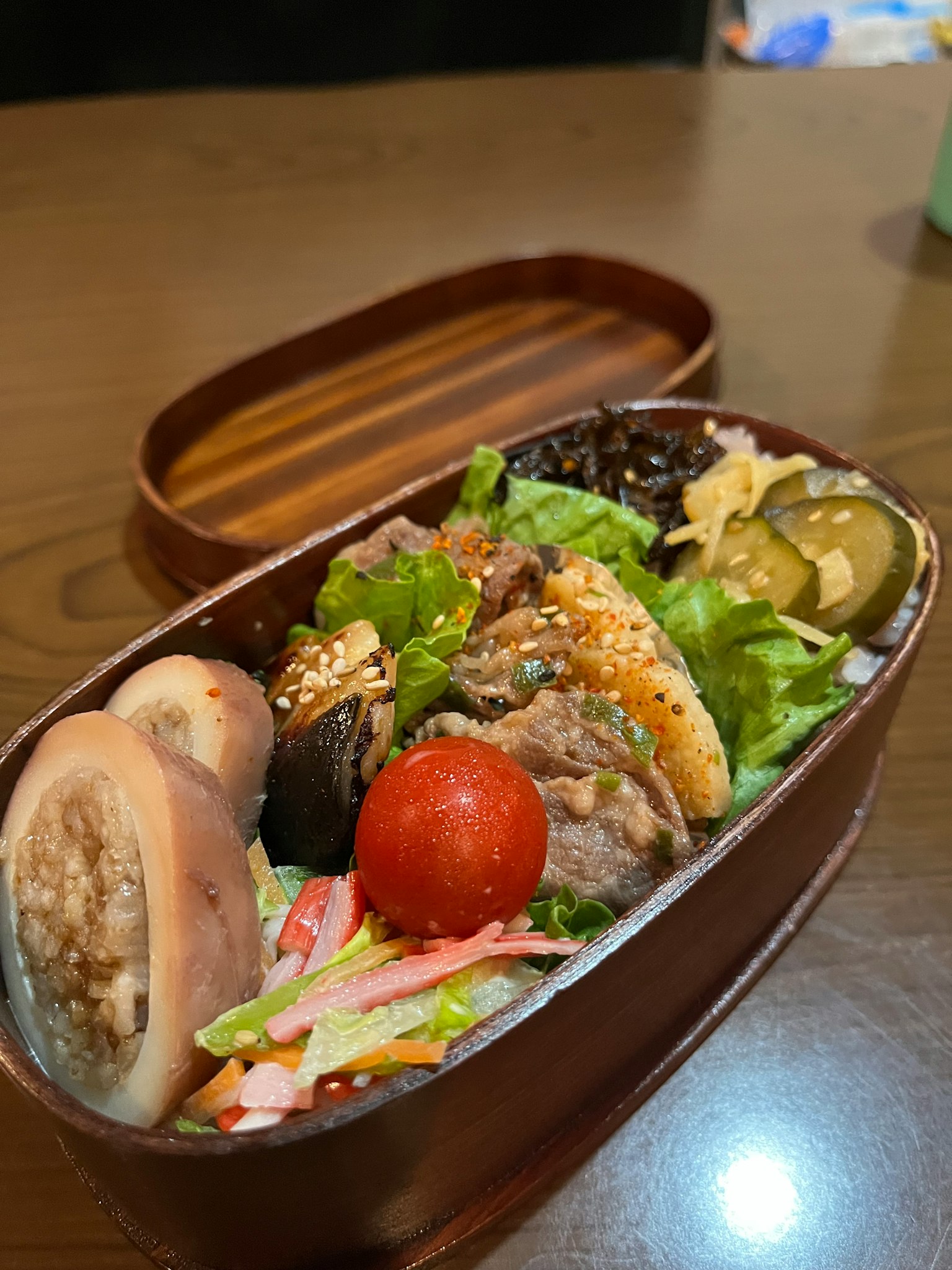 Kotak bento bergaya penuh dengan bahan berwarna-warni dan salad