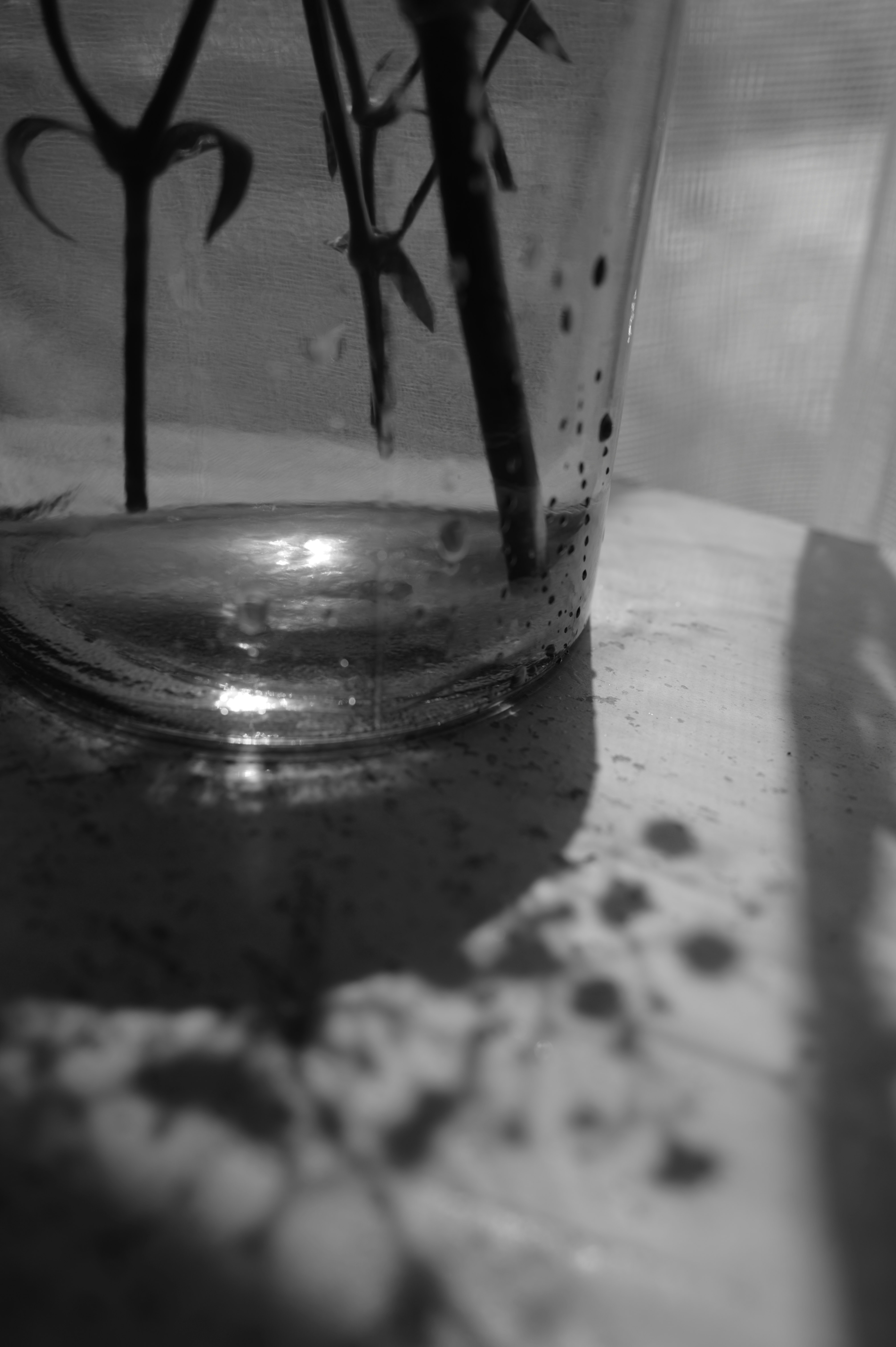 Liquid splashes and droplets in a metal container