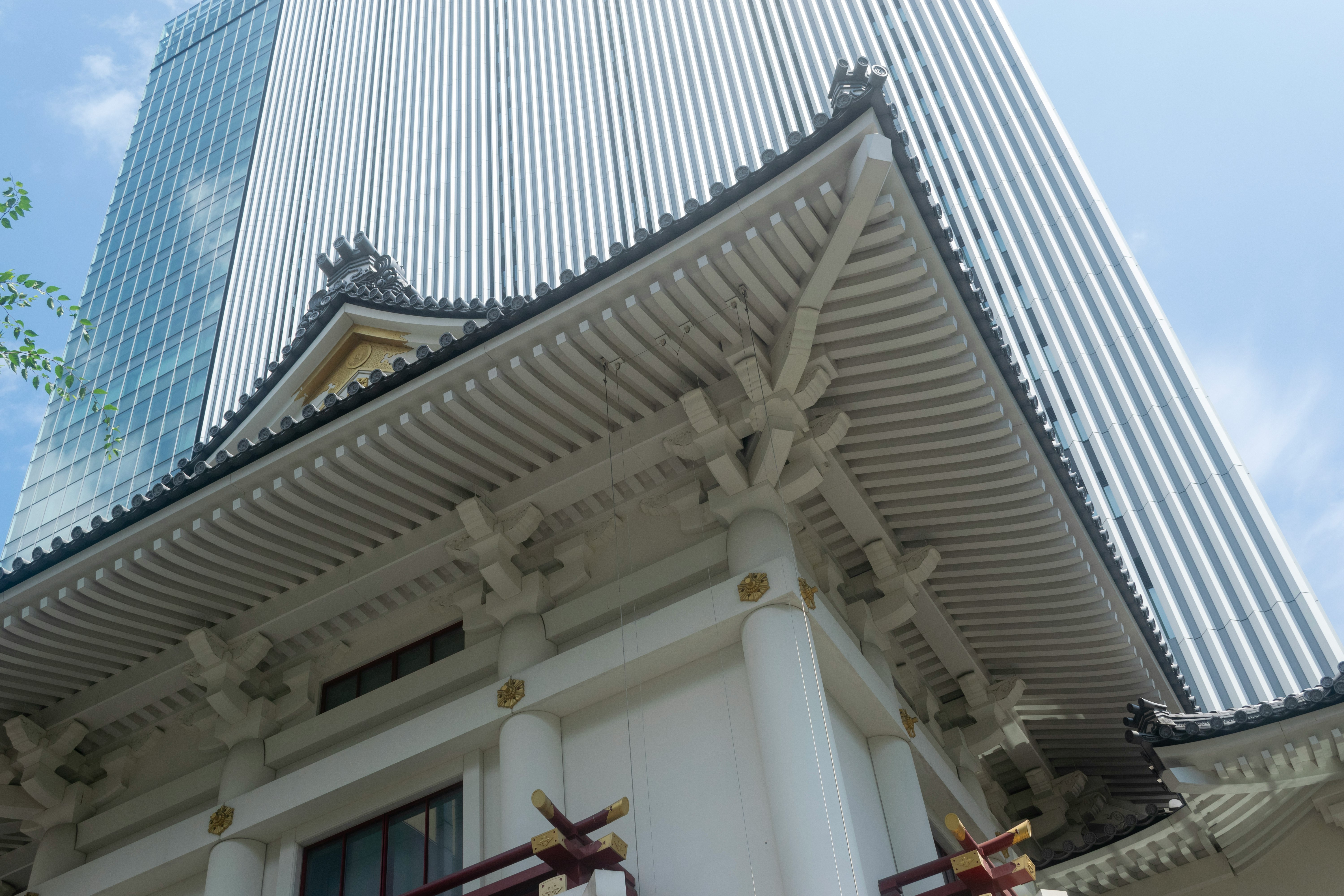 Un juxtaposition d'un gratte-ciel moderne et d'une architecture japonaise traditionnelle