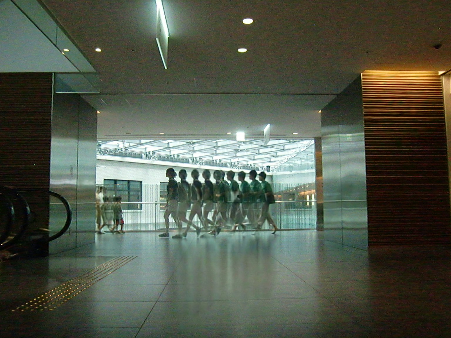 人々が歩いているモダンな建物の内部の写真