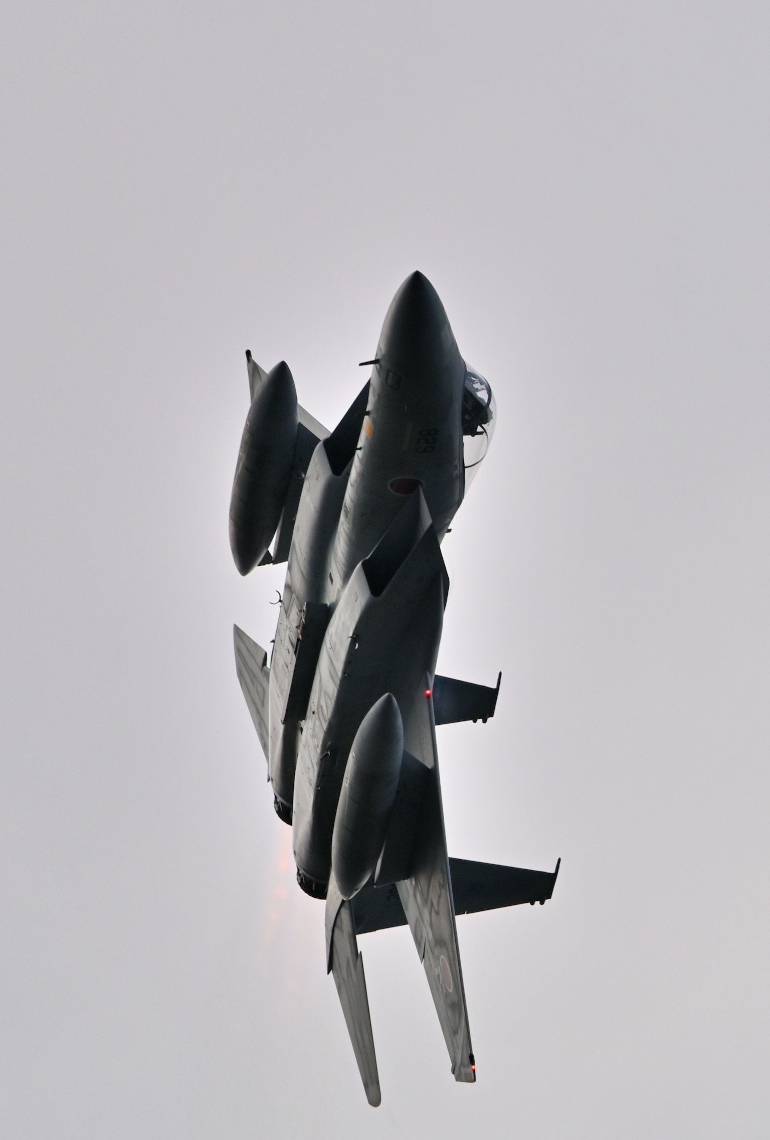 黑色战斗机在空中倒立飞行