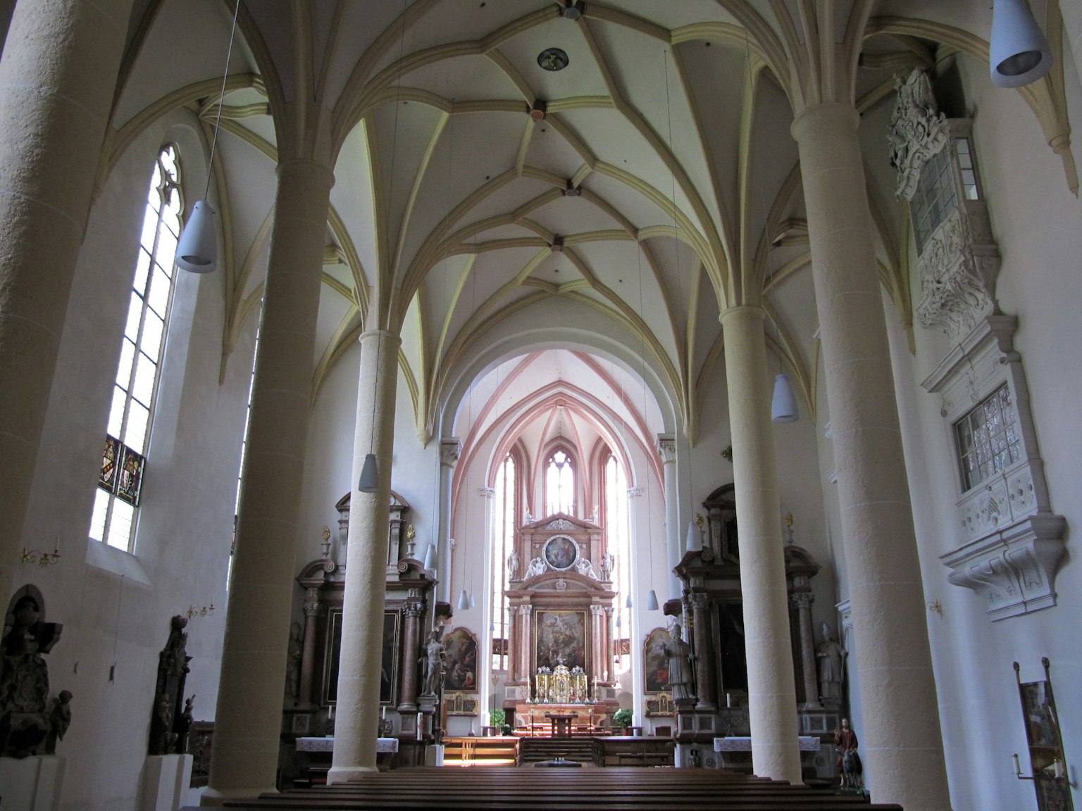 Vista interior de una hermosa iglesia con altos techos abovedados y columnas