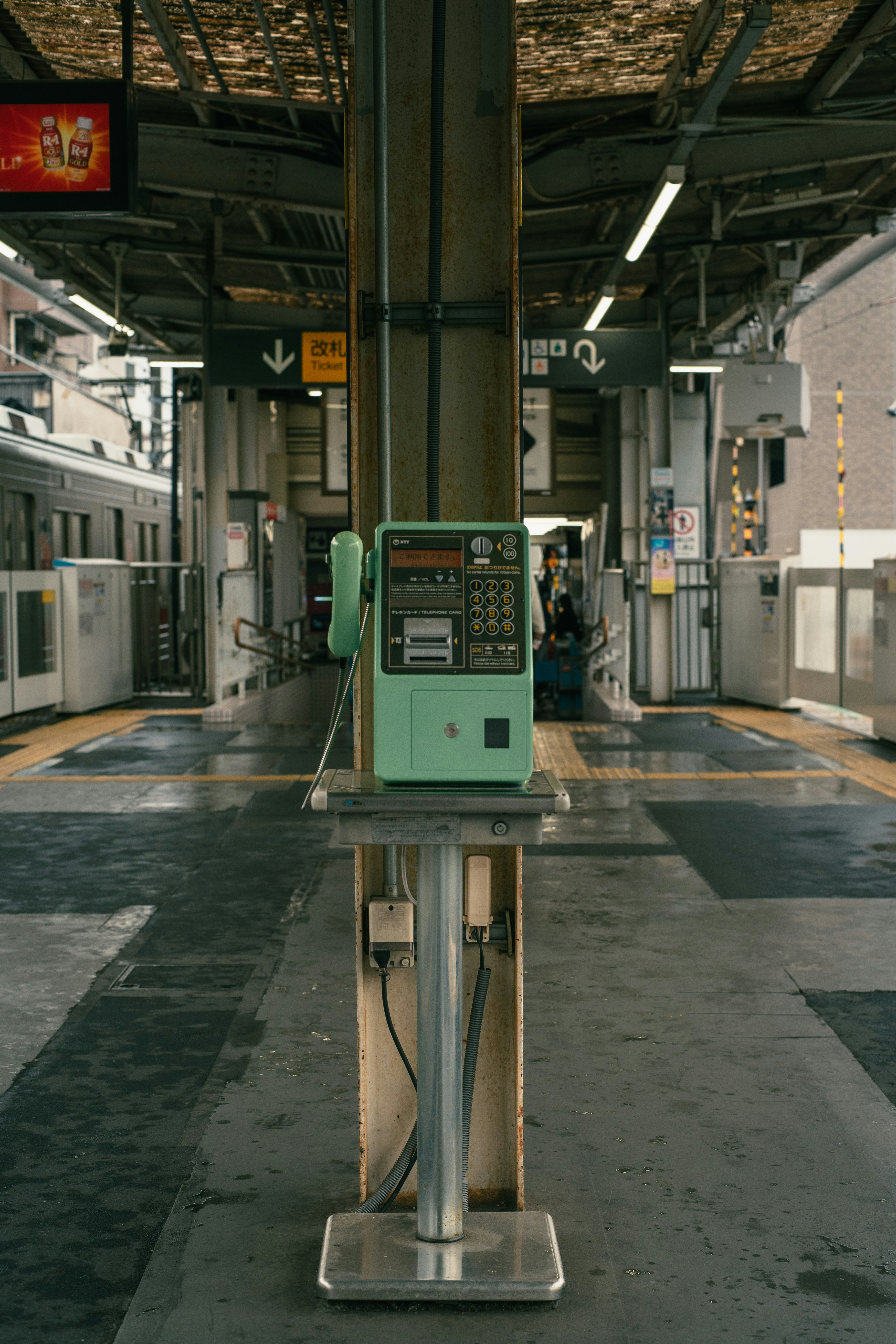 駅のホームに設置された改札・案内端末のある通路