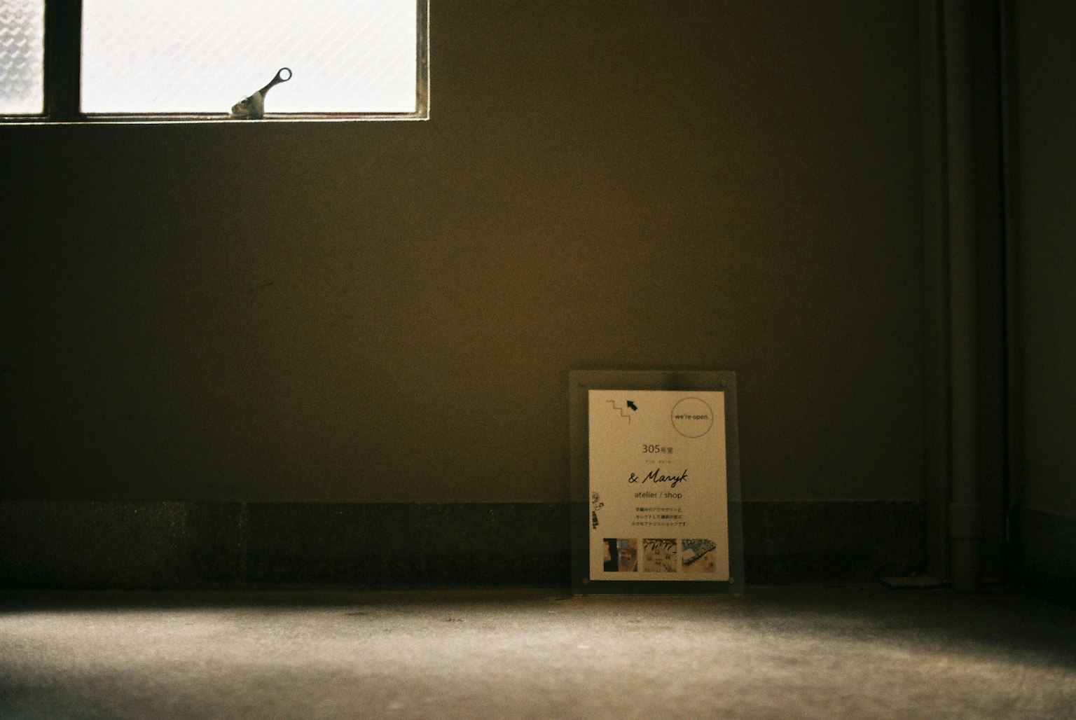Un certificado enmarcado colocado cerca de una ventana en una habitación vacía