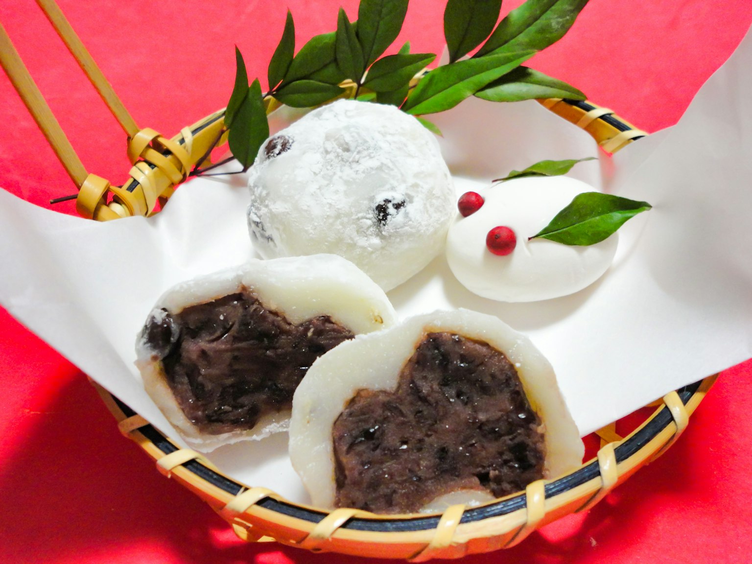ขนมหวานญี่ปุ่นที่มีโมจิขาวและถั่วดำ