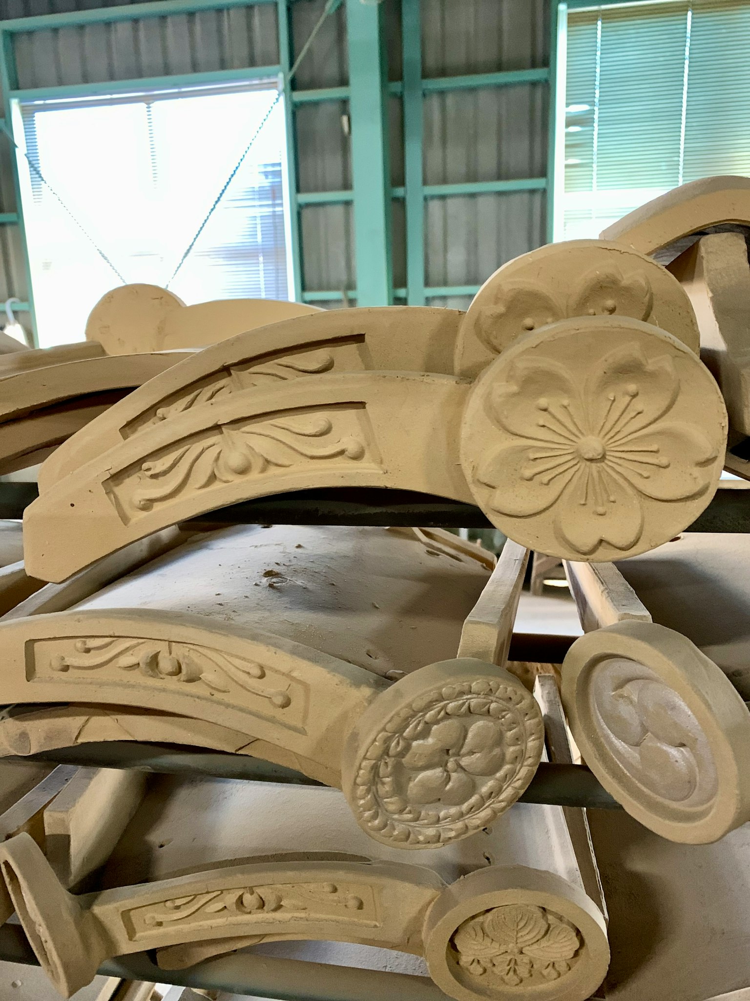Intagli in legno decorativi disposti in un laboratorio