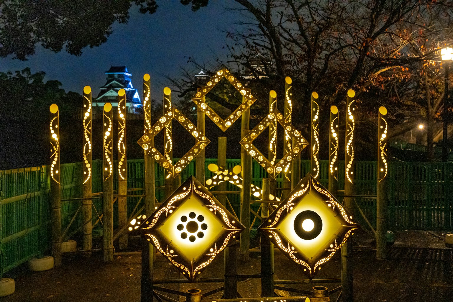 夜晚公園中的裝飾性照明結構與木質背景