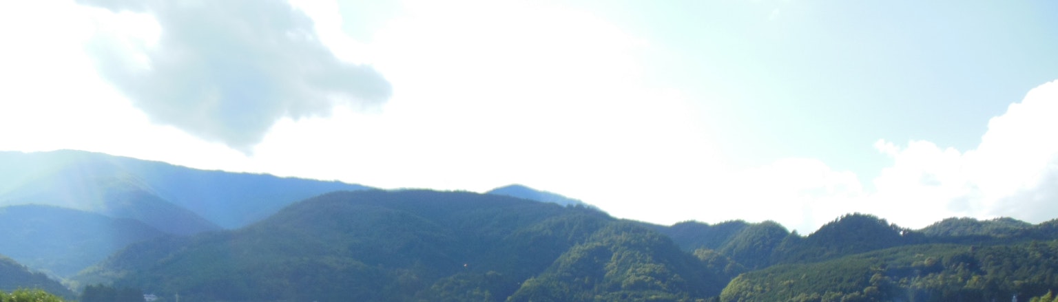 Vista panoramica di montagne blu e cielo