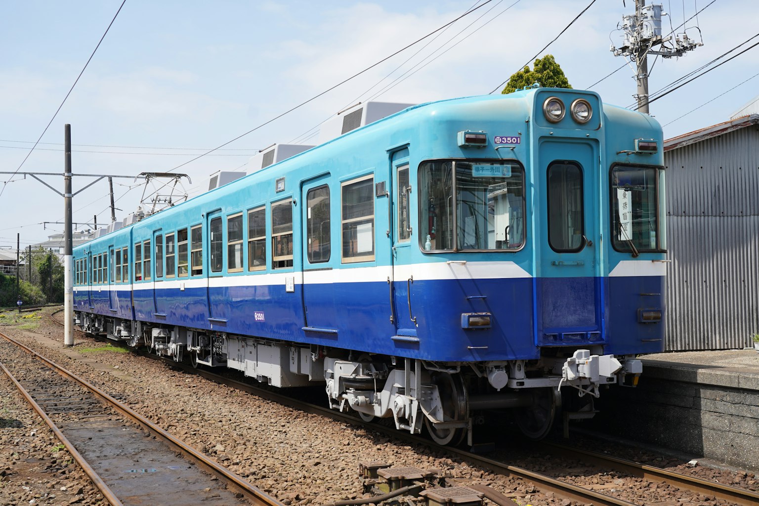 Kereta biru diparkir di stasiun