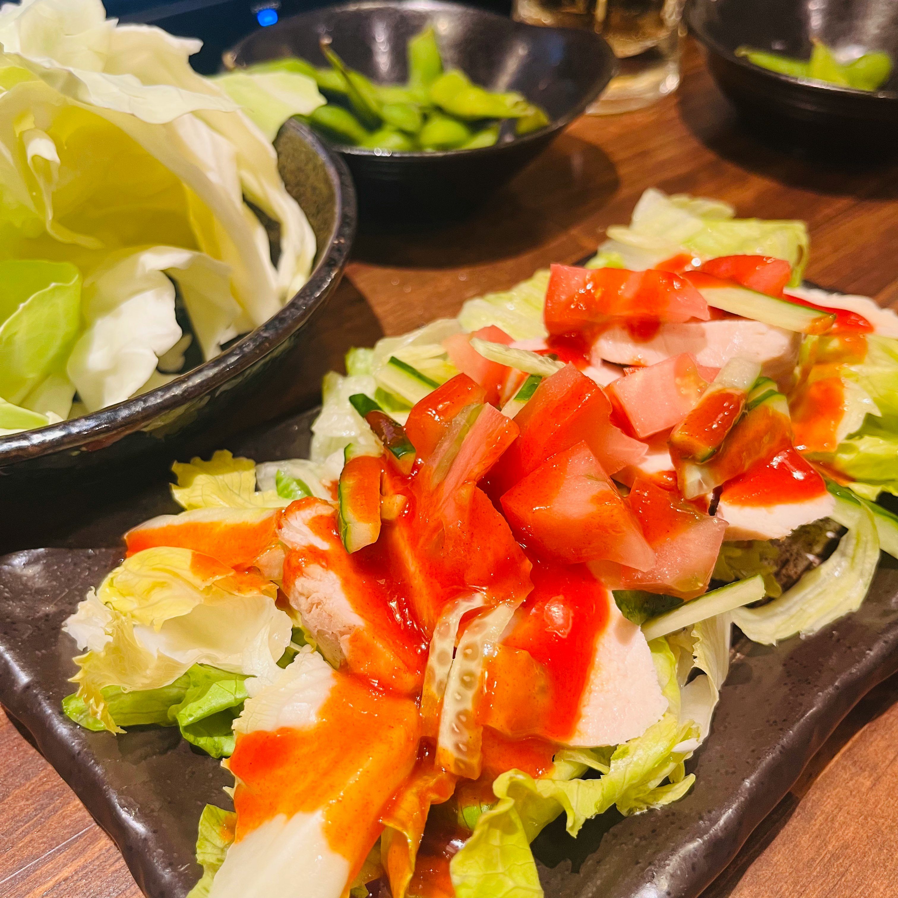 gros plan sur une salade dans un bol avec des légumes colorés
