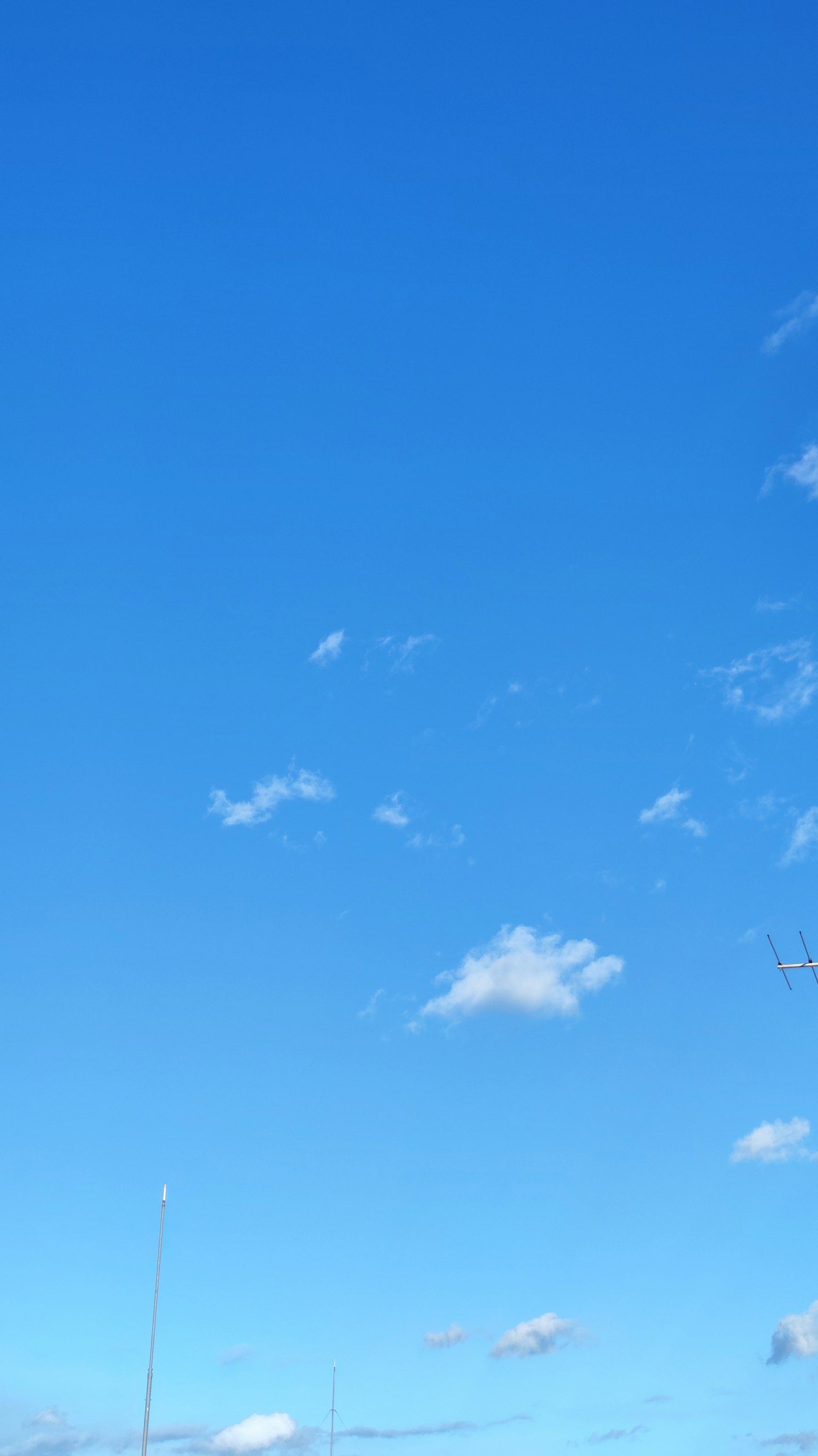 Cielo blu chiaro con nuvole bianche sparse