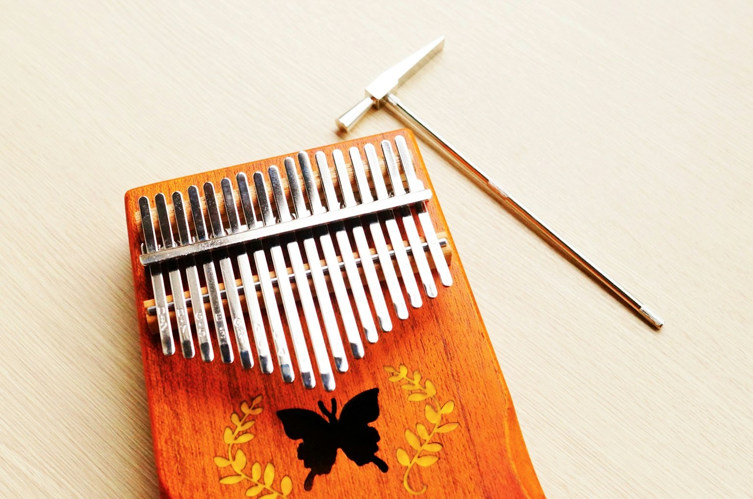 Instrument de musique en bois kalimba avec outil d'accord