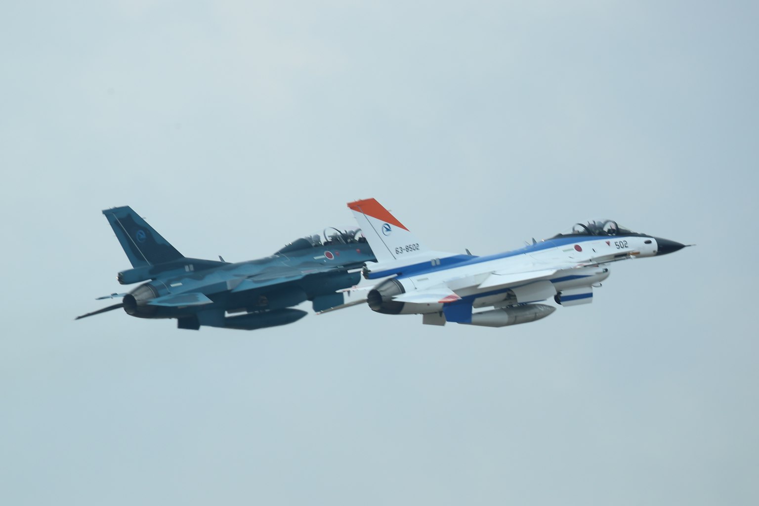 Deux chasseurs volant en formation dans le ciel