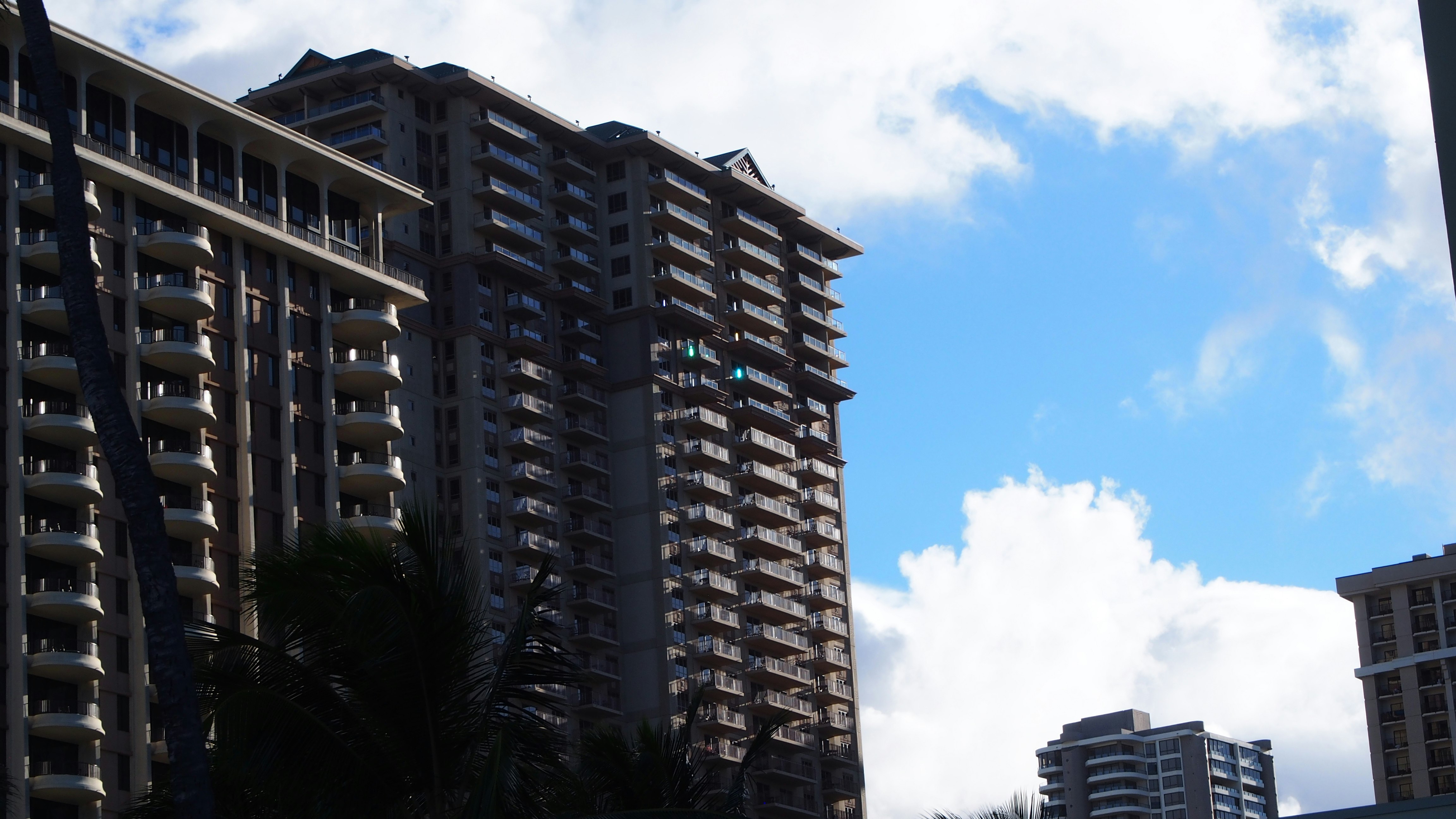 高層公寓樓成排的城市天際線