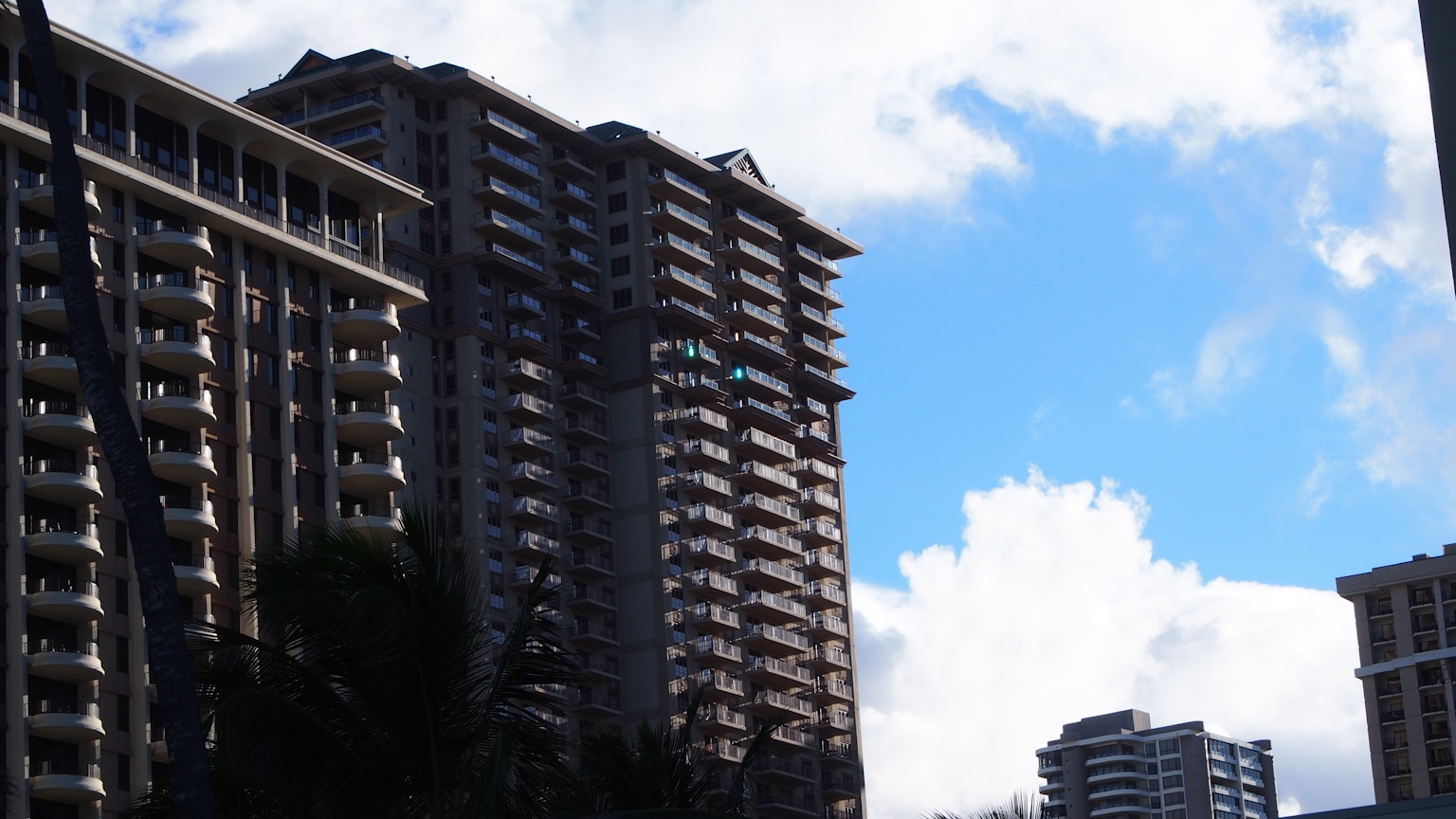 城市天際線，藍天與高樓大廈