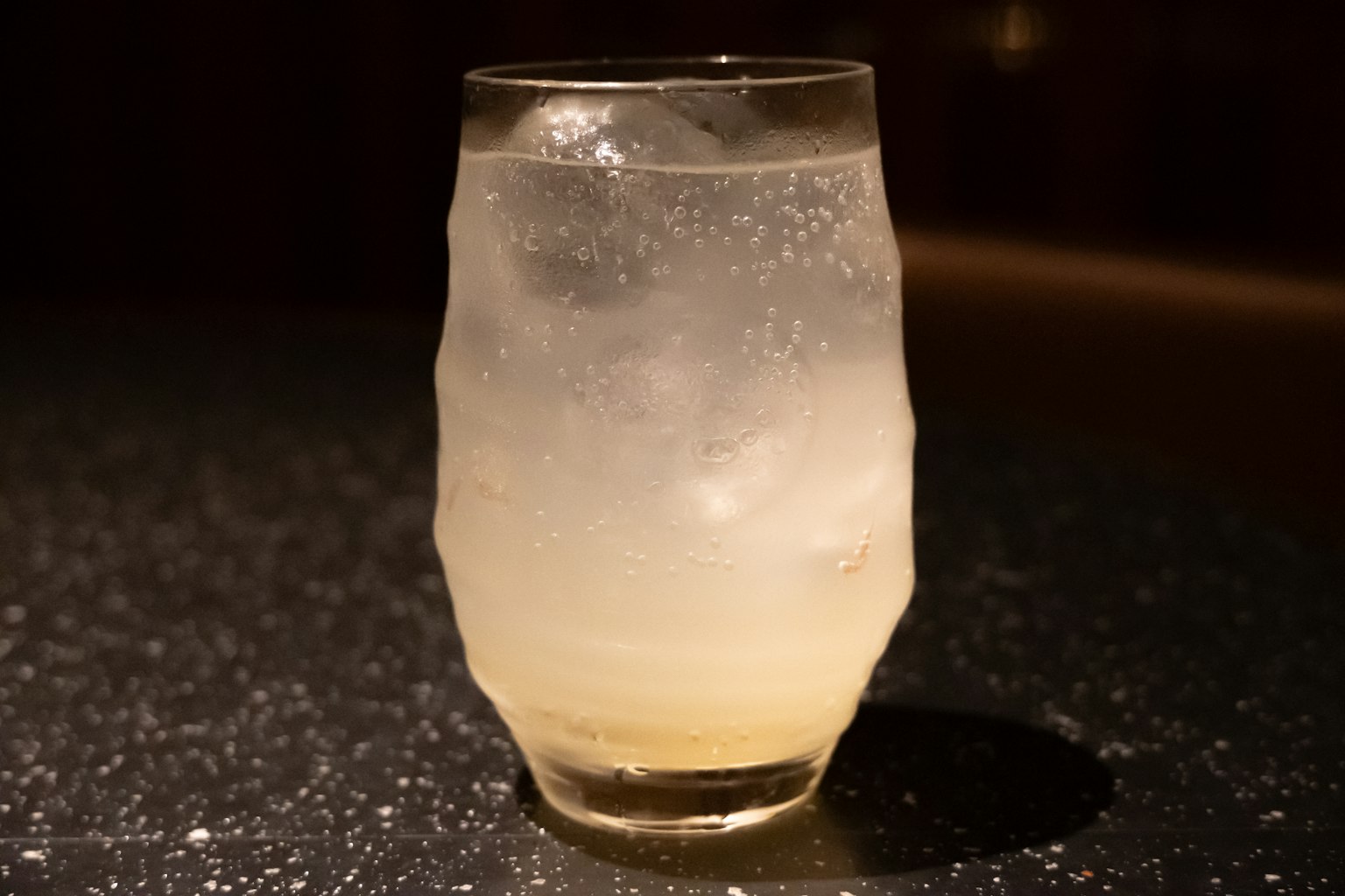 装有冰块的透明饮料的玻璃杯