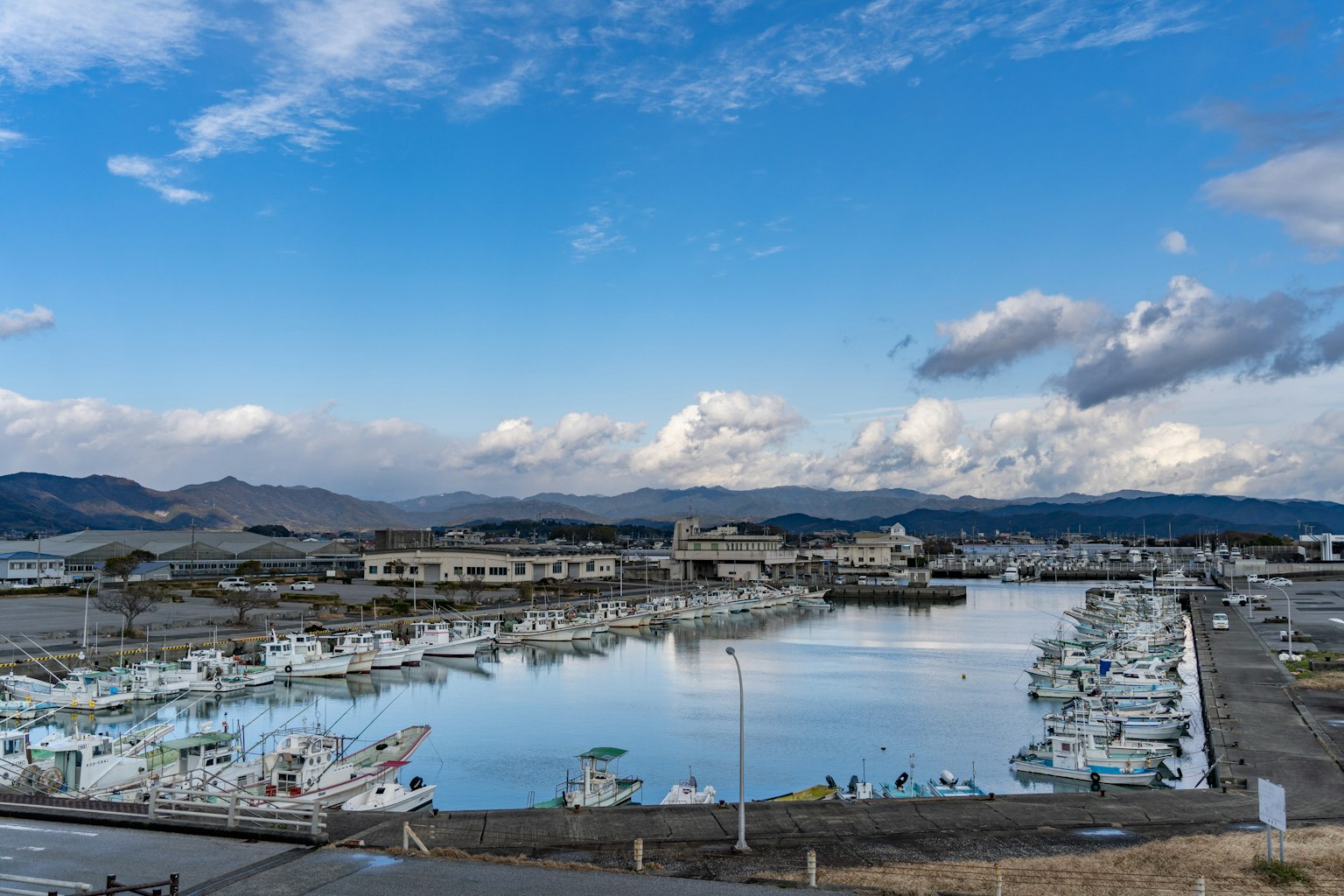 Port serein avec des bateaux amarrés et une surface d'eau calme