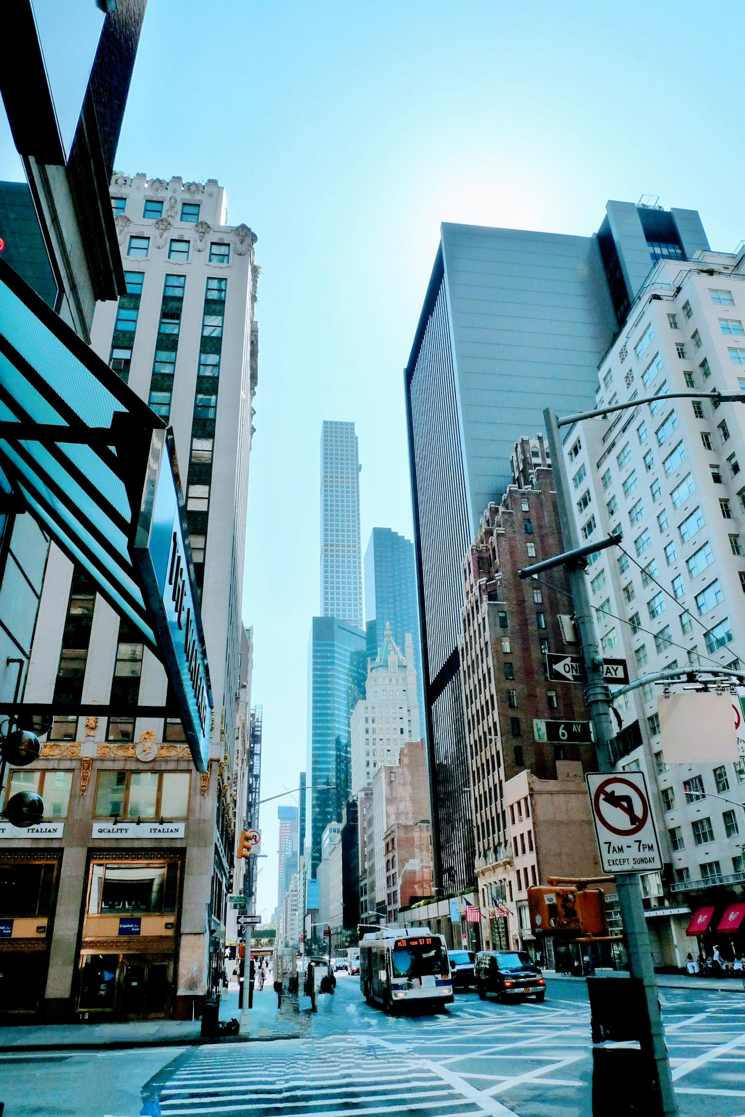 Paisaje urbano con altos edificios en Nueva York bajo un cielo despejado