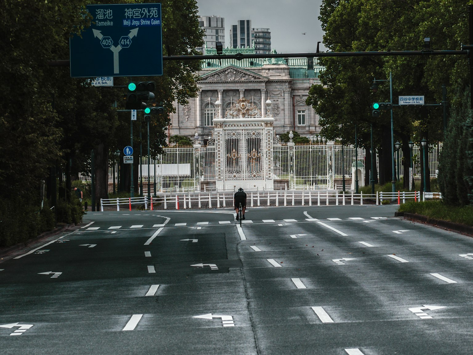Eine Person steht auf einer ruhigen Straße mit einem historischen Gebäude im Hintergrund