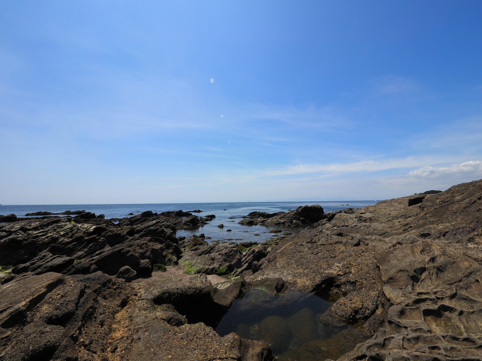 海岸景观，岩石海岸和清澈的蓝天