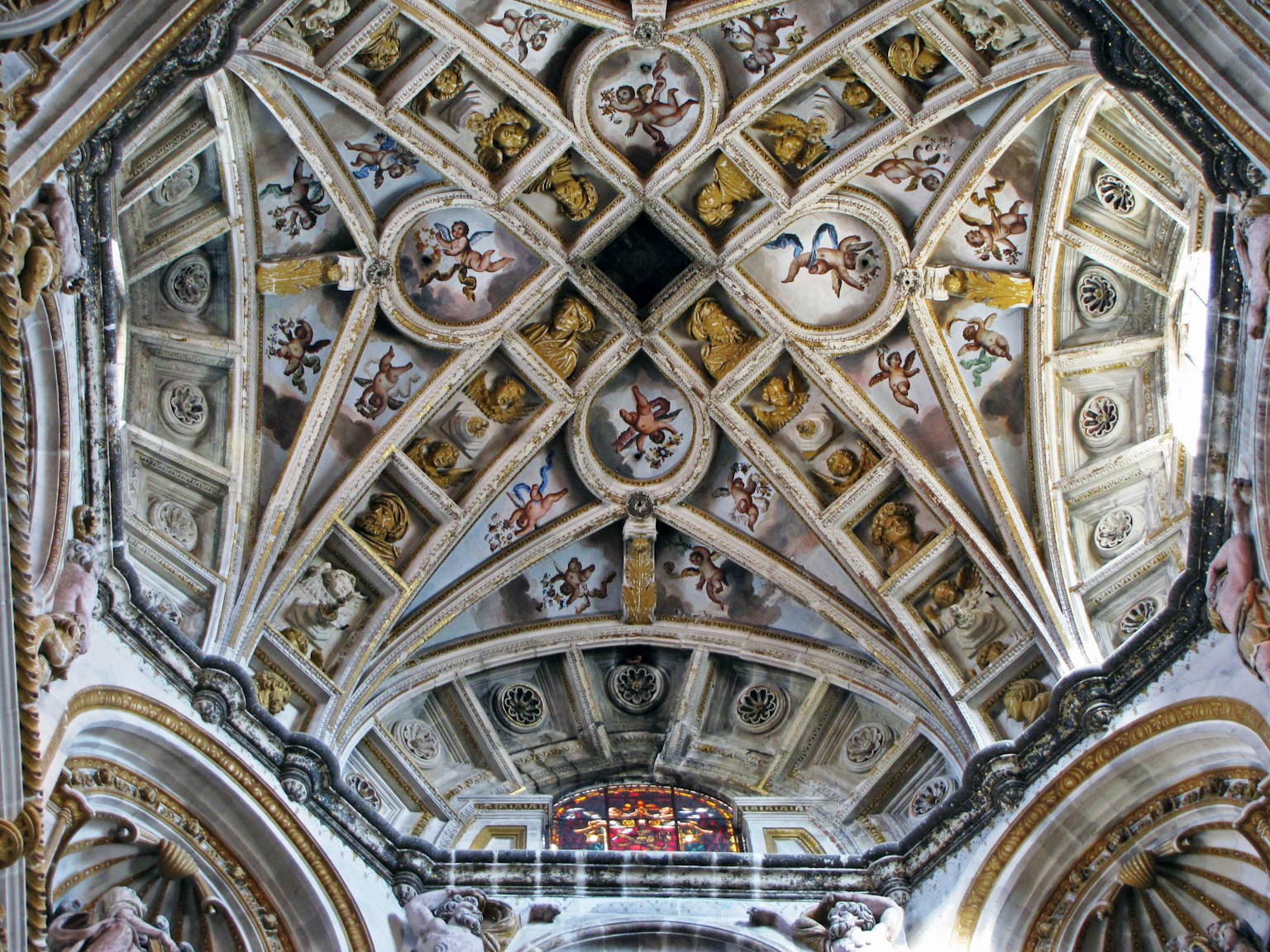 Plafond d'église magnifiquement décoré avec des motifs et des fresques complexes