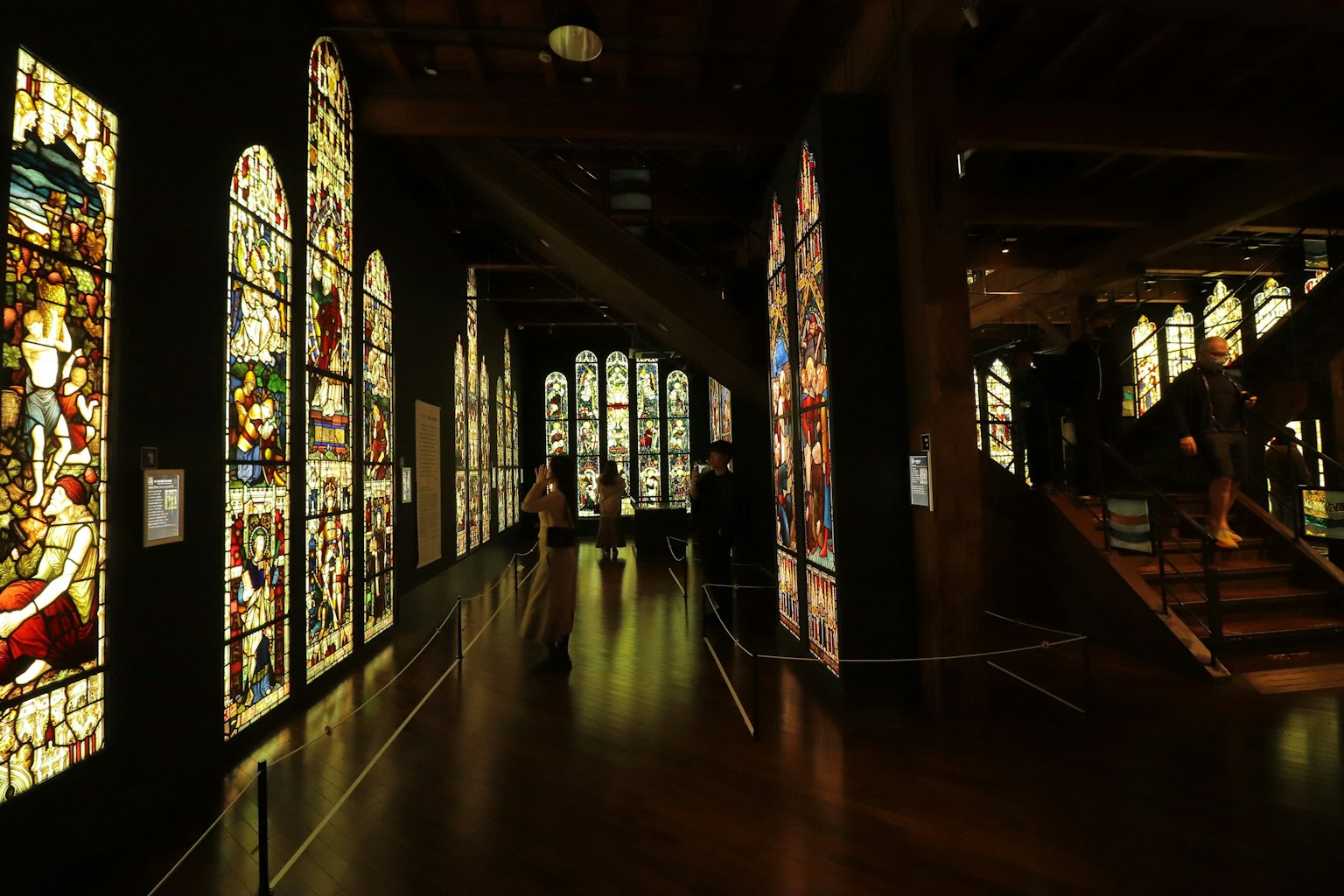 Intérieur d'un musée avec de belles fenêtres en vitrail