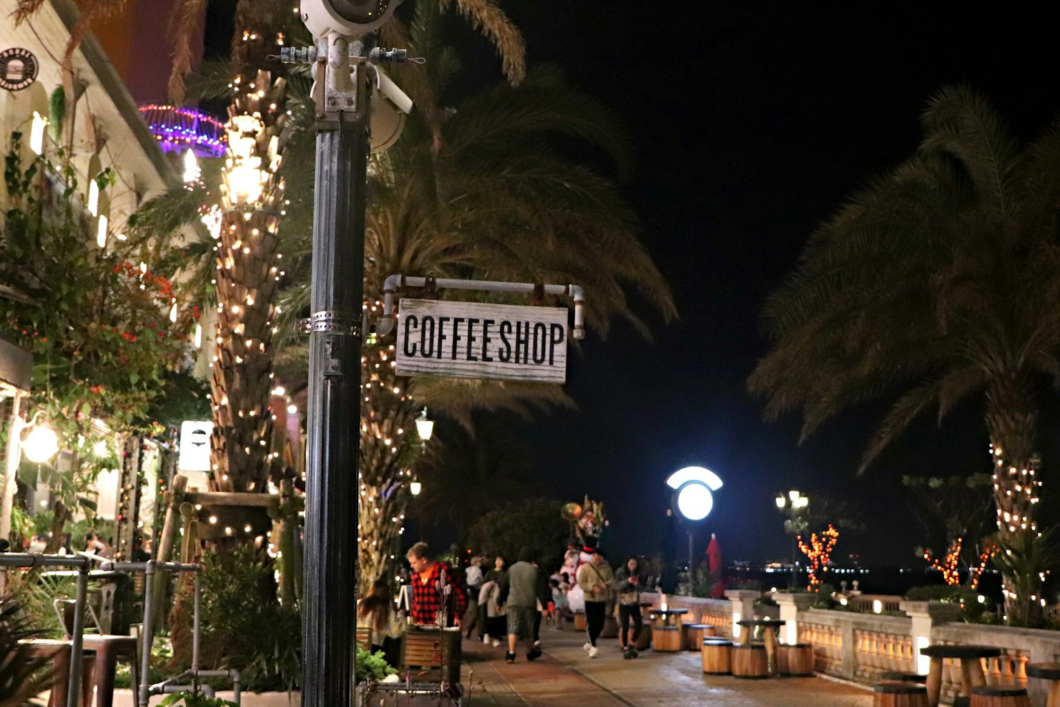 Nächtlicher Blick auf ein Café mit lebhafter Straßenatmosphäre