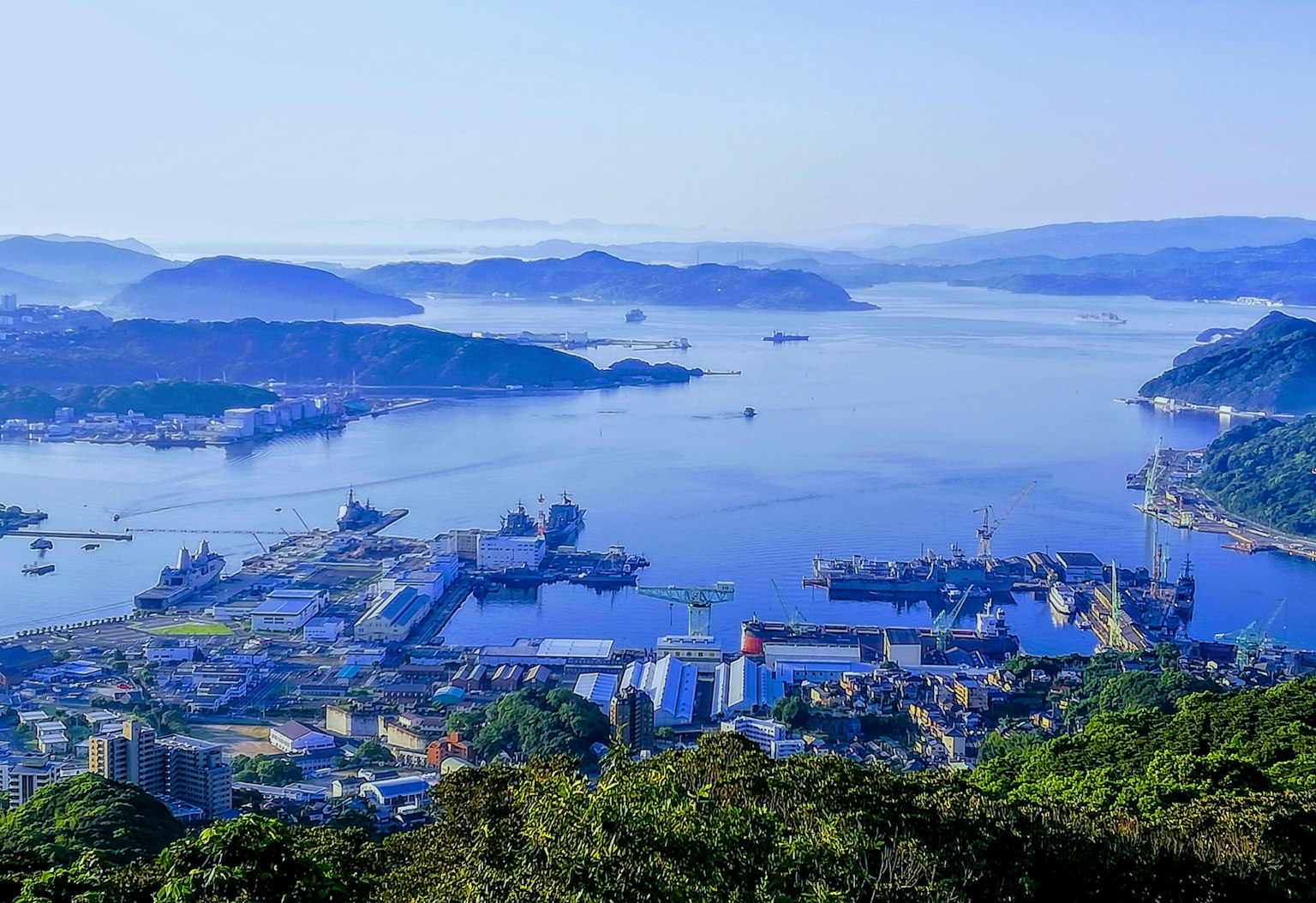 Vue panoramique d'une ville portuaire avec une mer et des montagnes magnifiques en arrière-plan