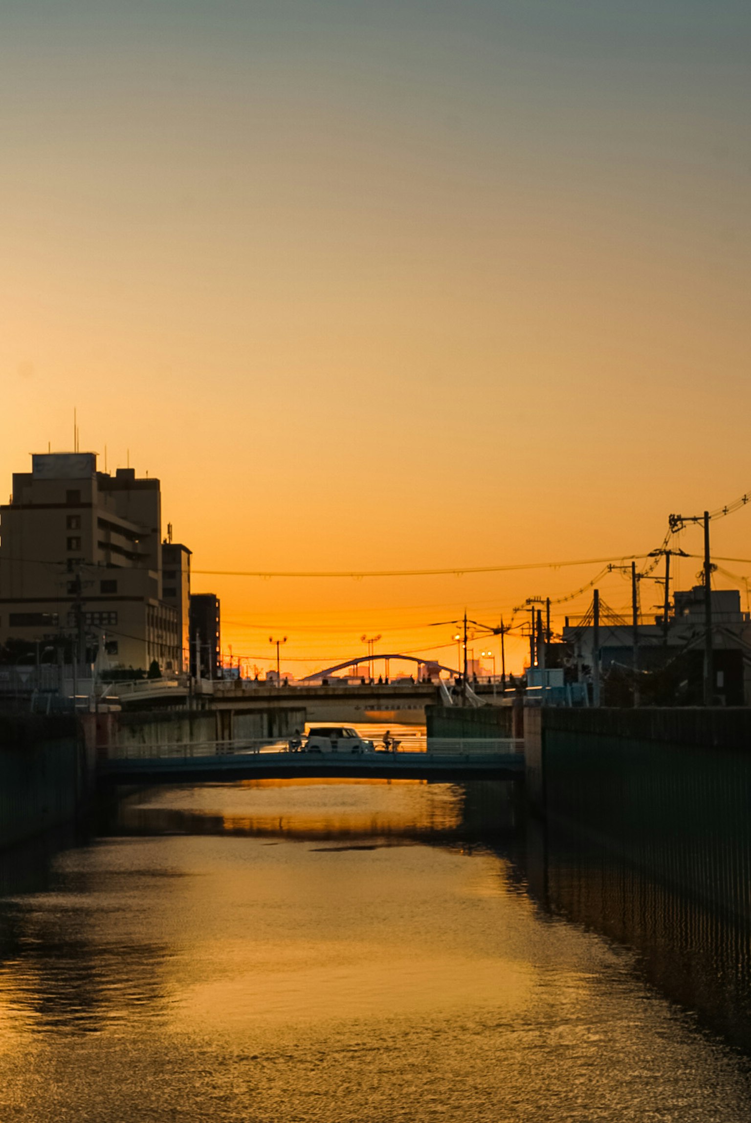 Vue panoramique d'une rivière et d'un pont illuminés par le coucher de soleil