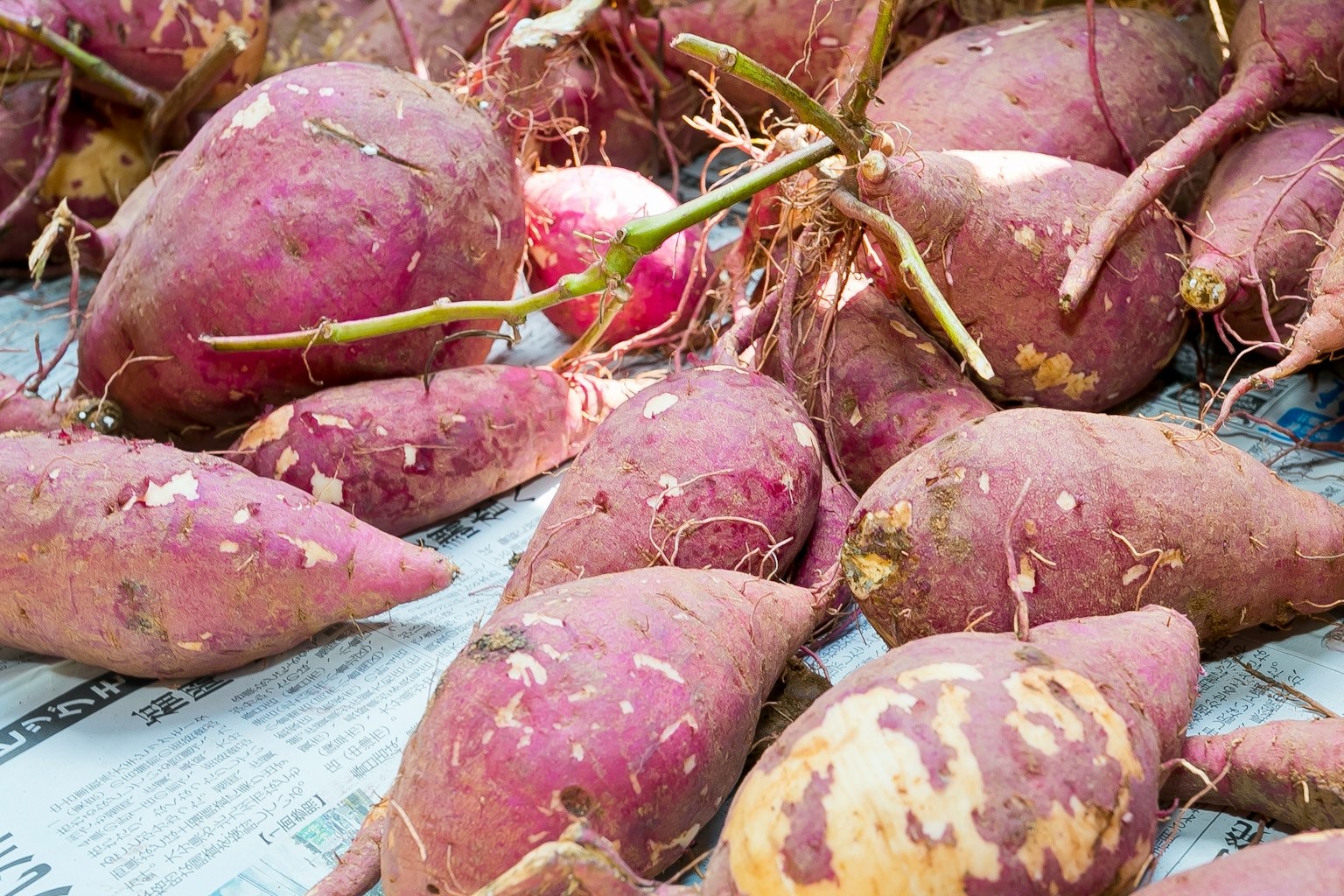 Patate dolci disposte su un giornale
