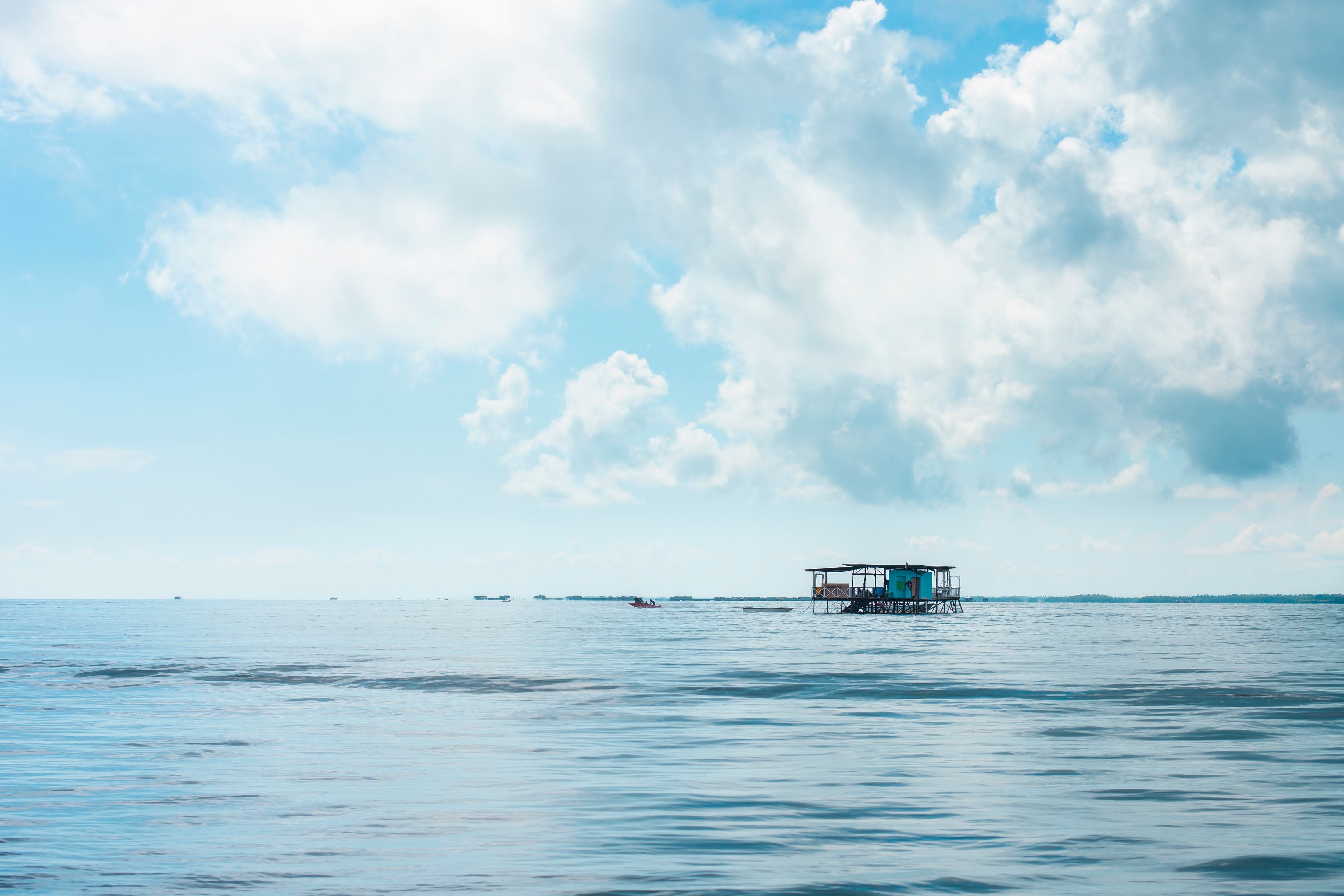 海上に浮かぶ小さなボート小屋のある風景