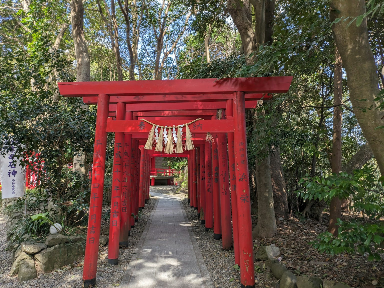 通往神社的红色鸟居排列的路径