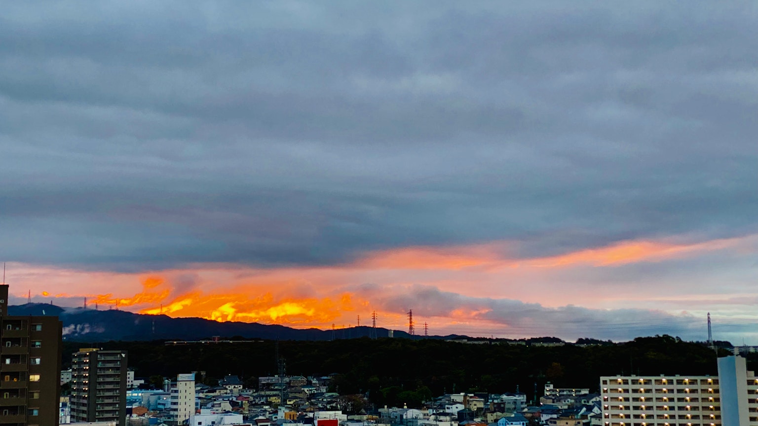 Schöne Sonnenuntergangsansicht mit Wolken über einer Stadtlandschaft