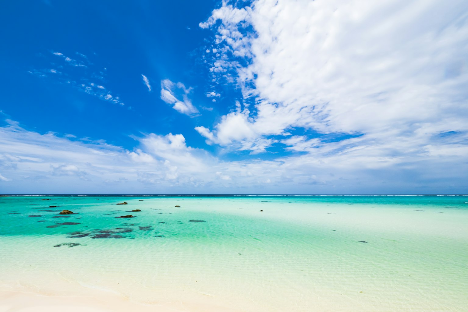 Schöne Strandlandschaft mit blauem Himmel und weißen Wolken