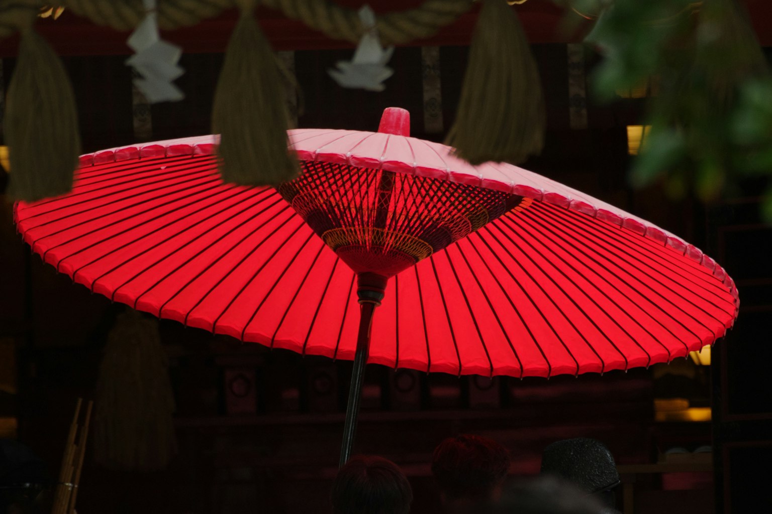 Schöner roter japanischer Regenschirm mit komplizierter Bambusstruktur