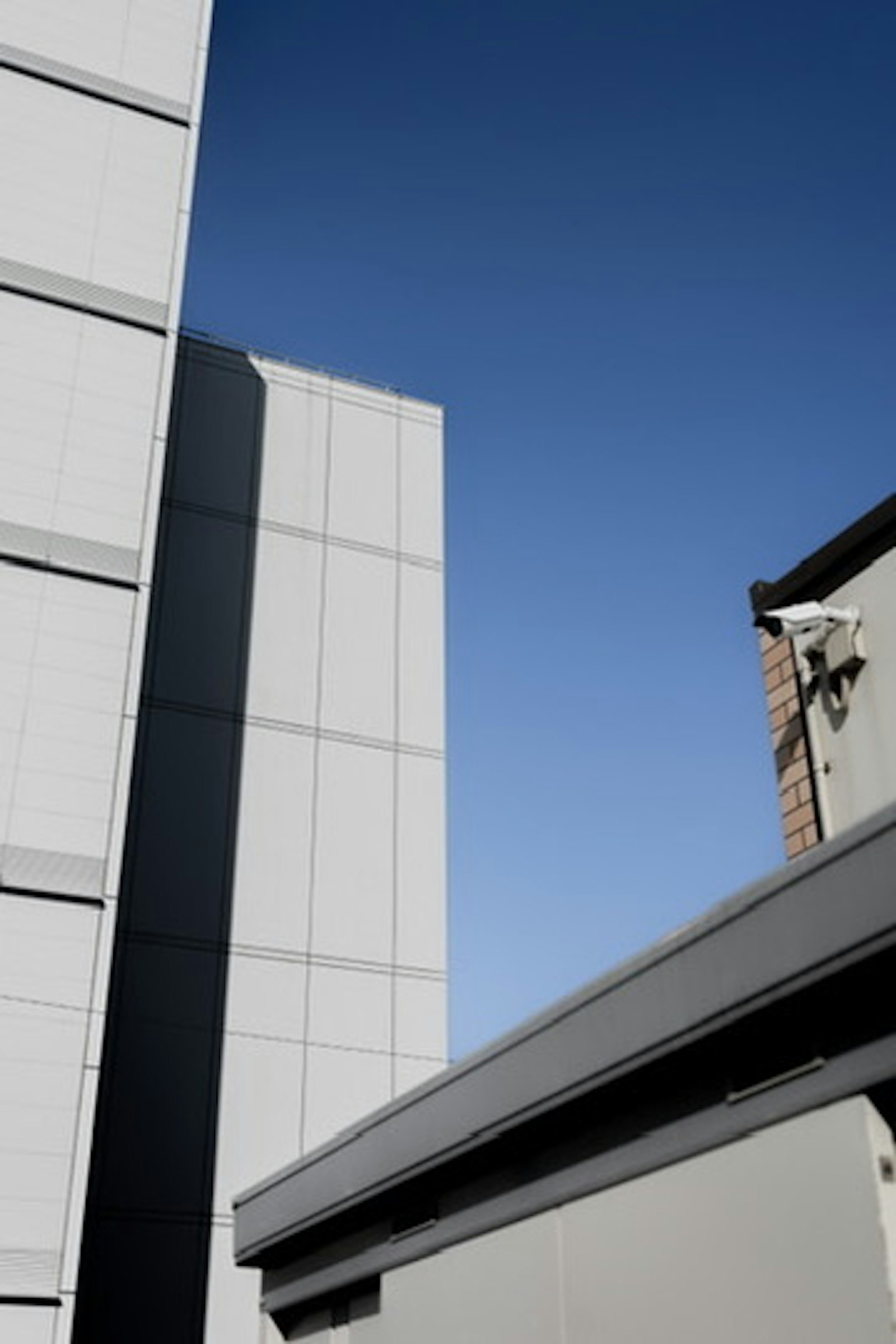 Coin de bâtiments modernes sous un ciel bleu clair