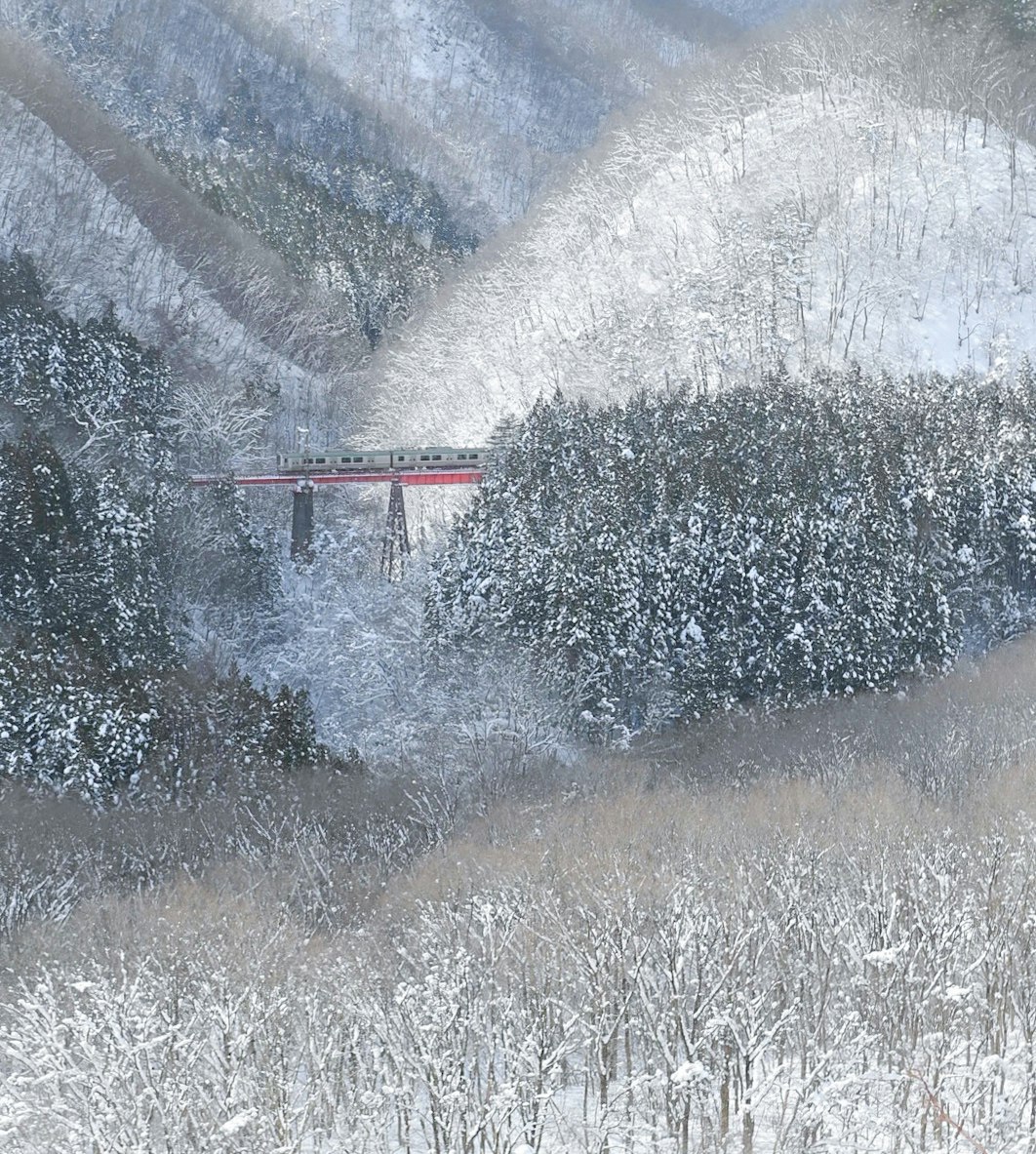 大雪中的山間河流與橋梁景象
