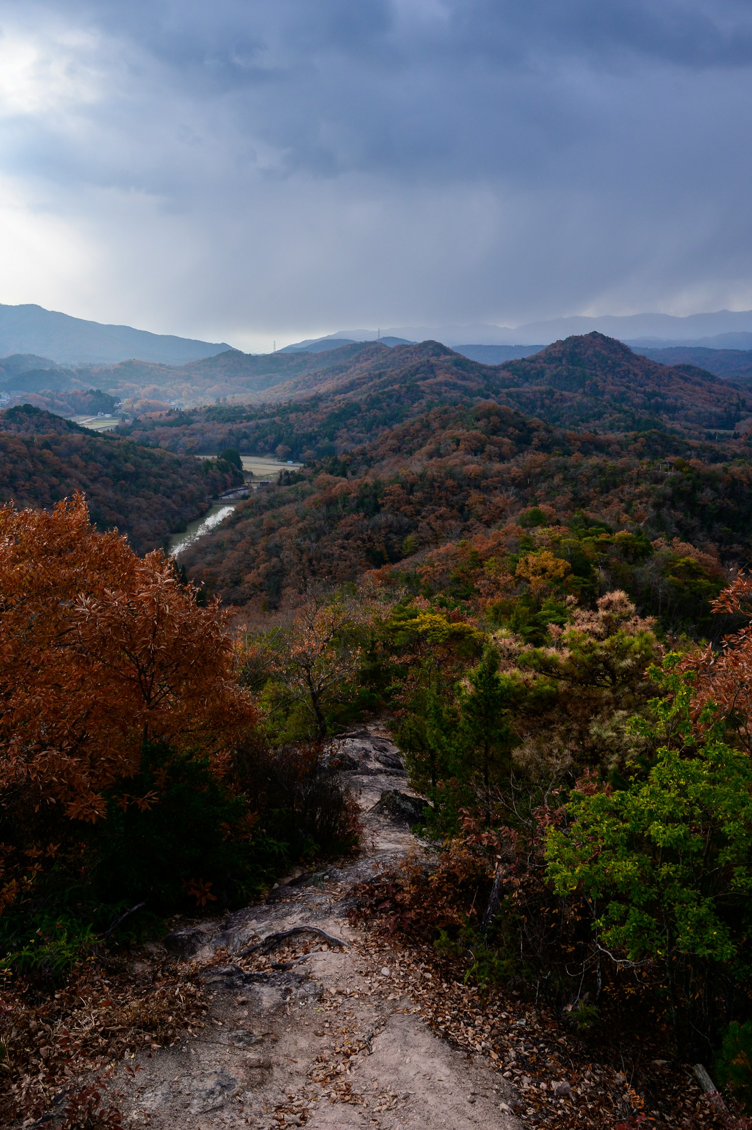 가을 산과 강 풍경을 내려다보는