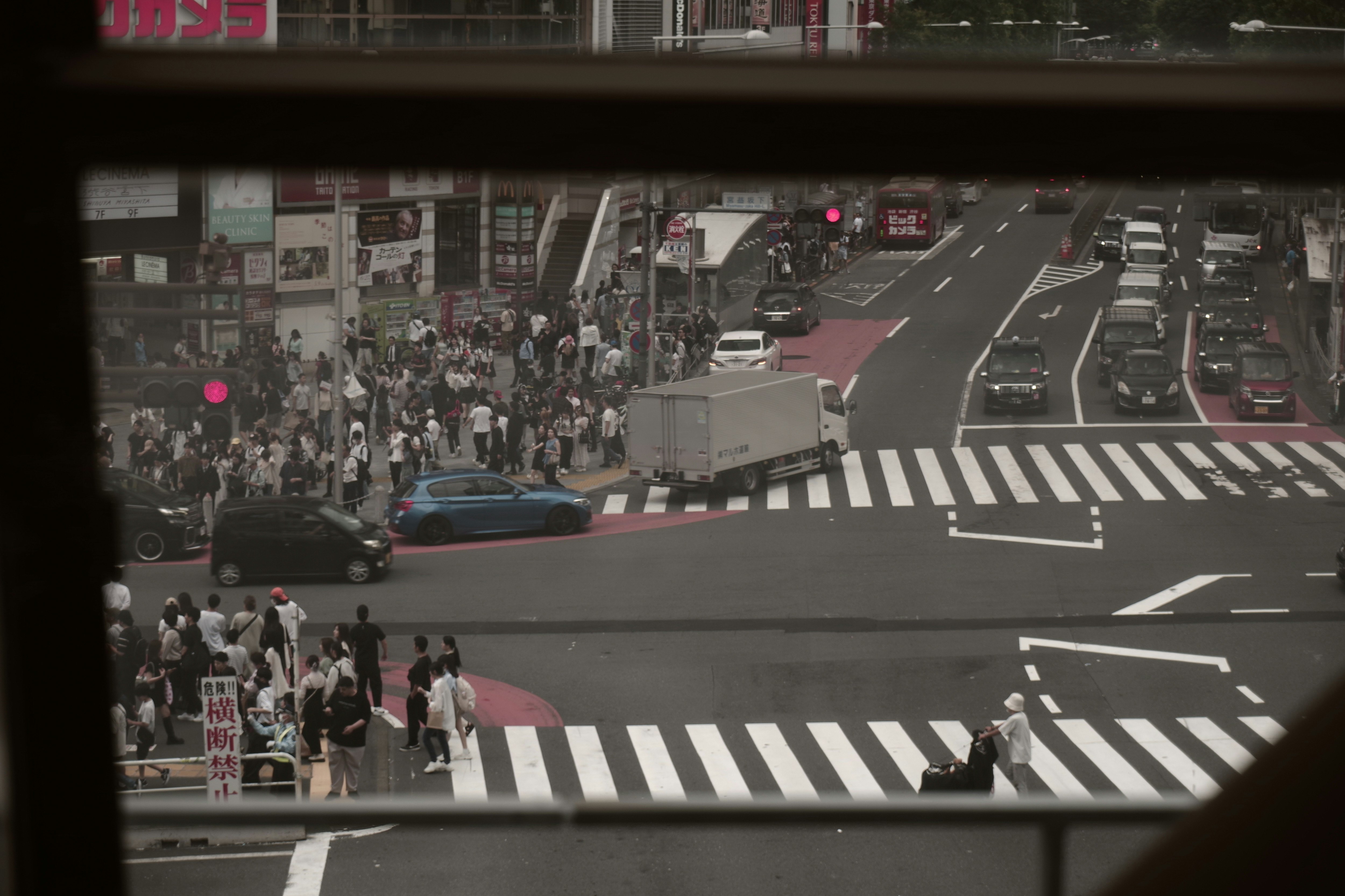 渋谷の横断歩道と街並み
