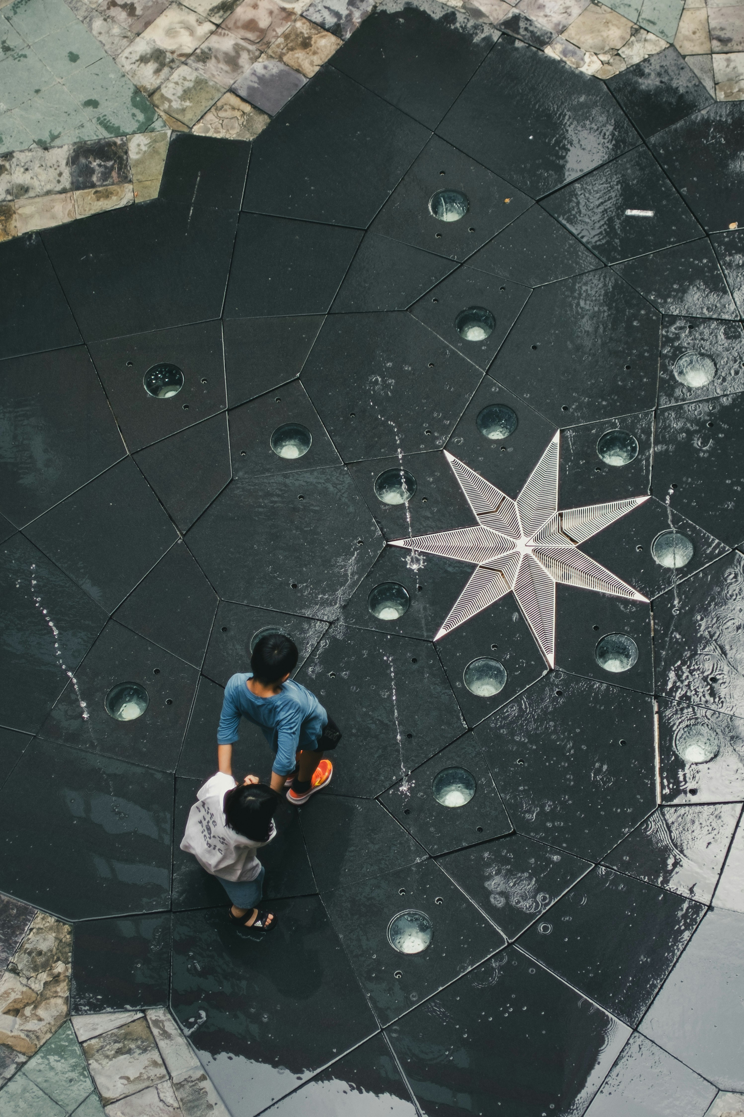 patrón geométrico en el suelo con motivo de estrella en Canal City Hakata