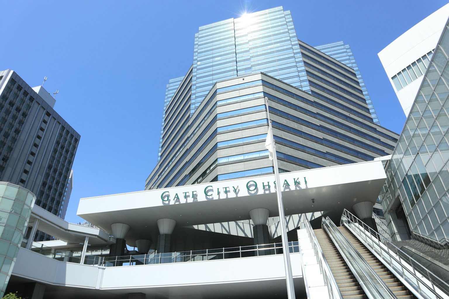 新潟市車站外觀與高樓大廈在明亮的藍天下