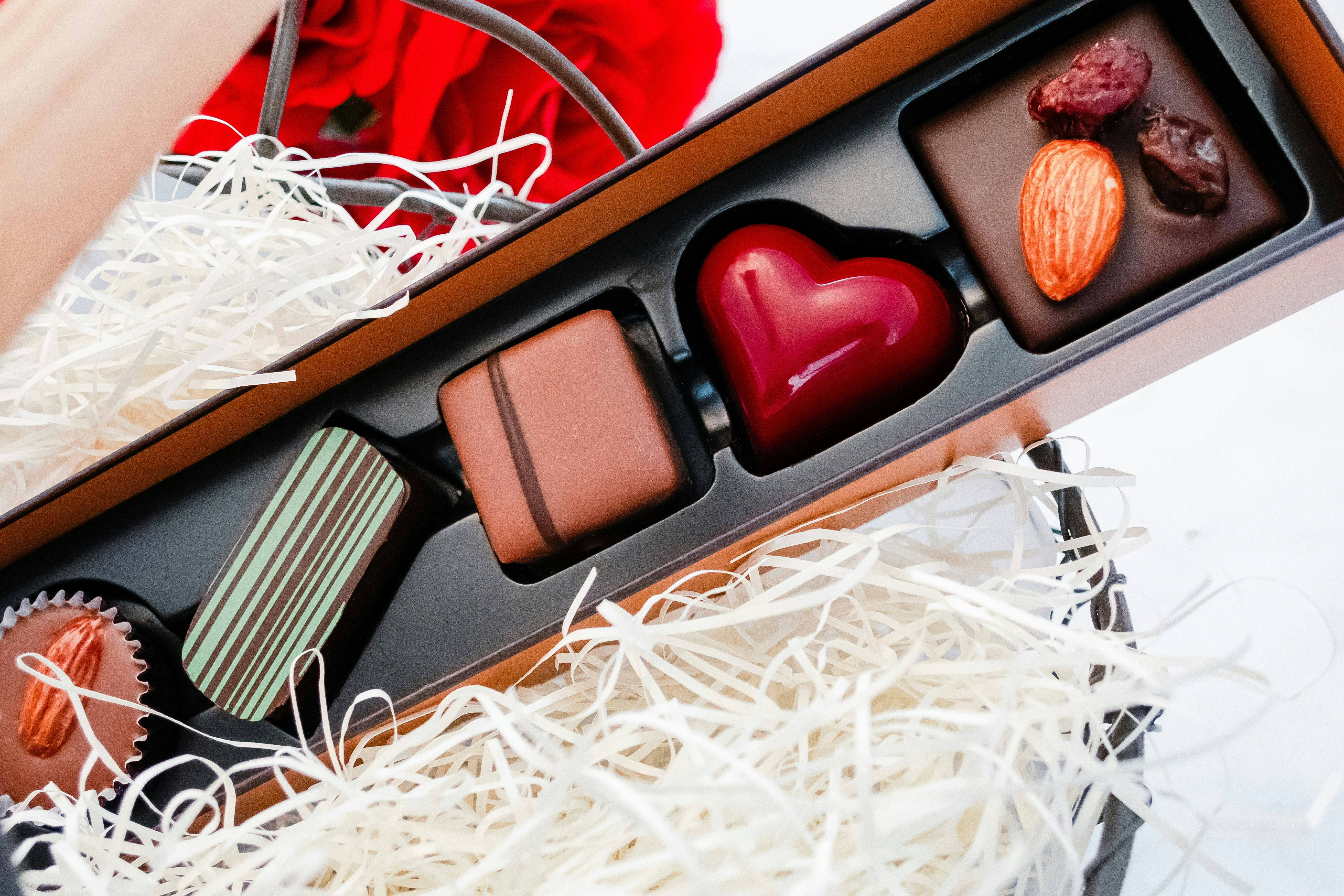 バレンタインのハート型チョコとプレゼントボックスの詰め合わせ